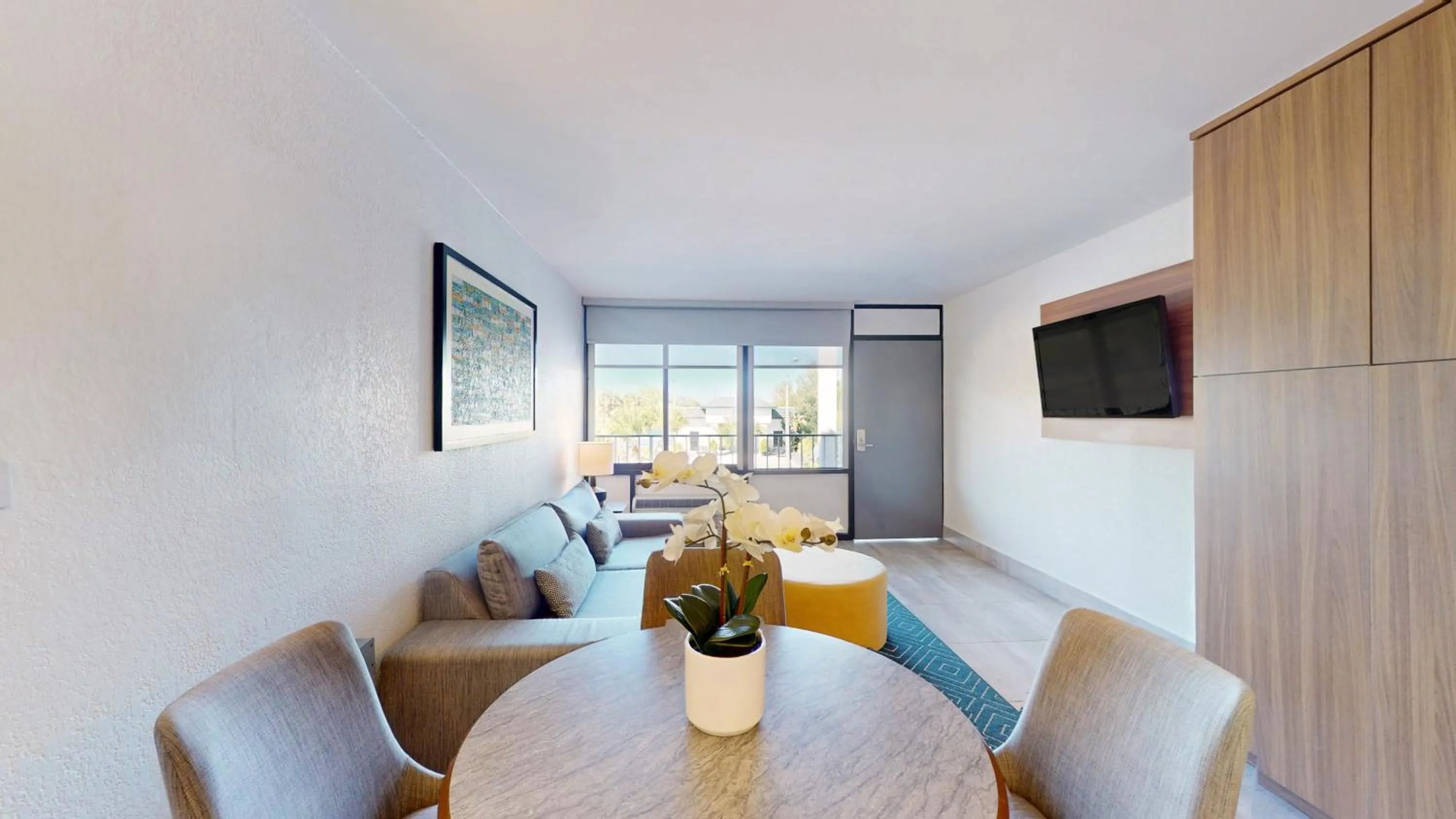 Communal lounge/ TV room in Park Royal Orlando