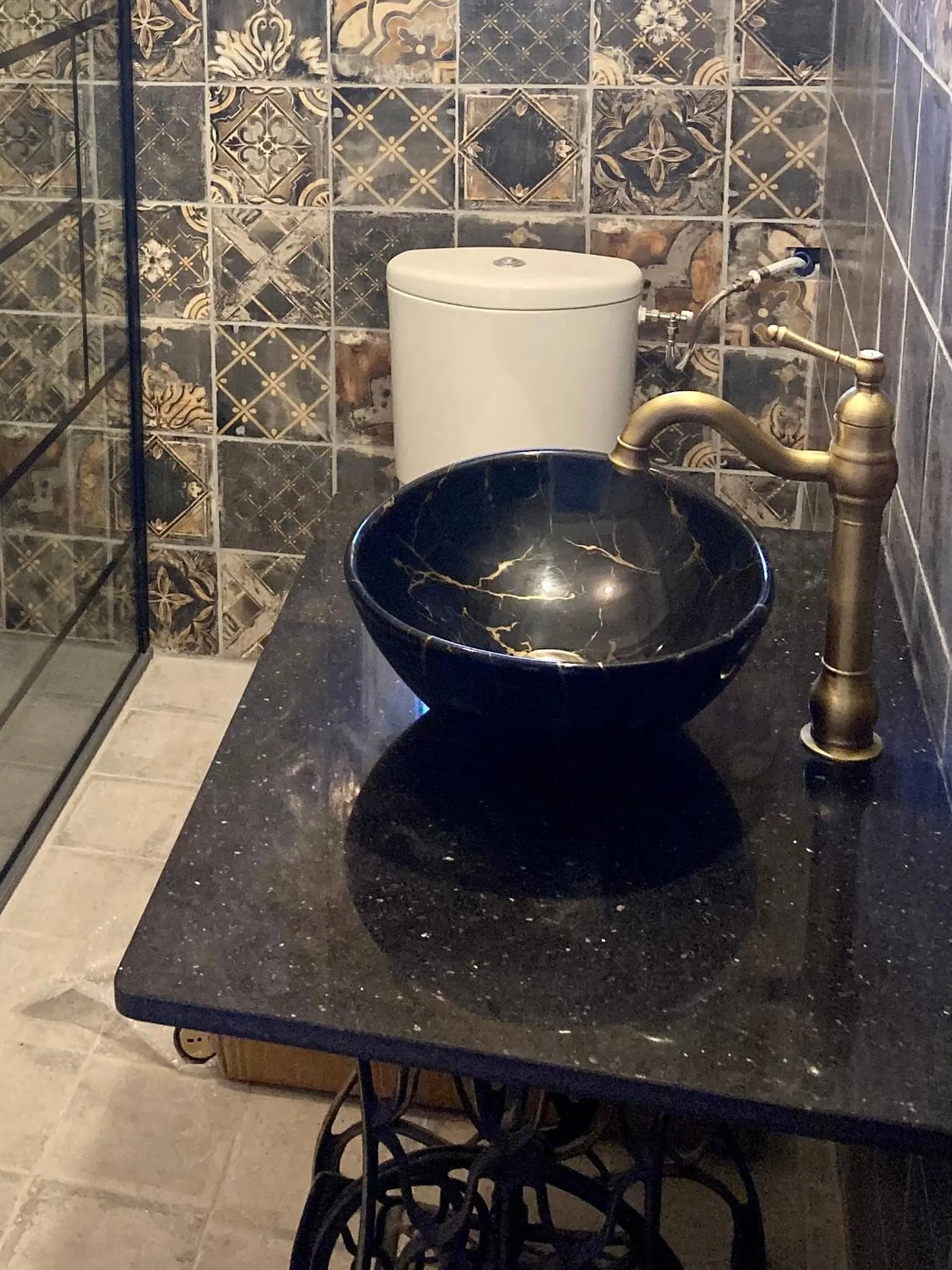 Bathroom in CheRiedel Bed & Breakfast & Art Gallery