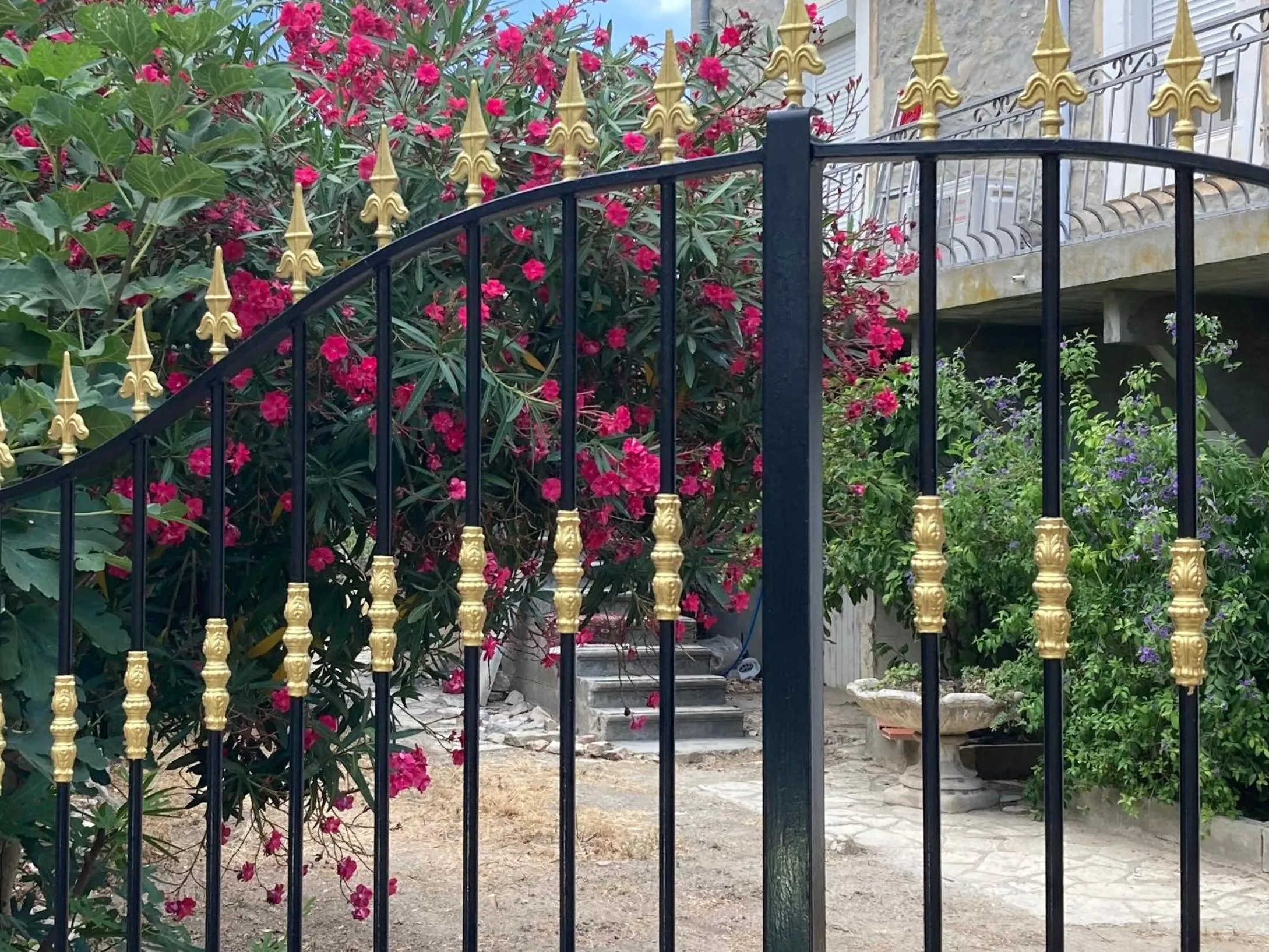 Garden view in CheRiedel Bed & Breakfast & Art Gallery