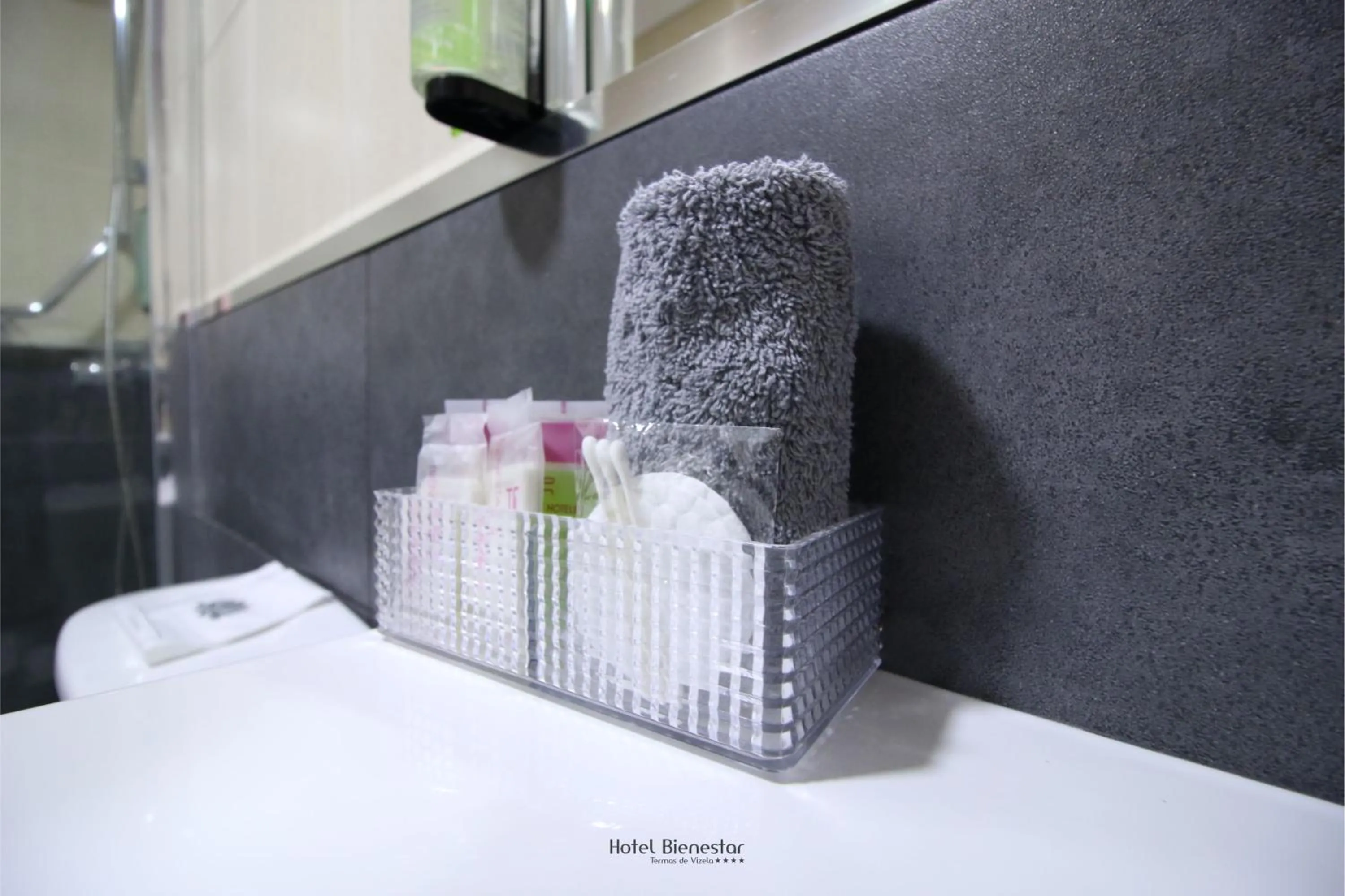 Bathroom, Bed in Hotel Bienestar Termas De Vizela