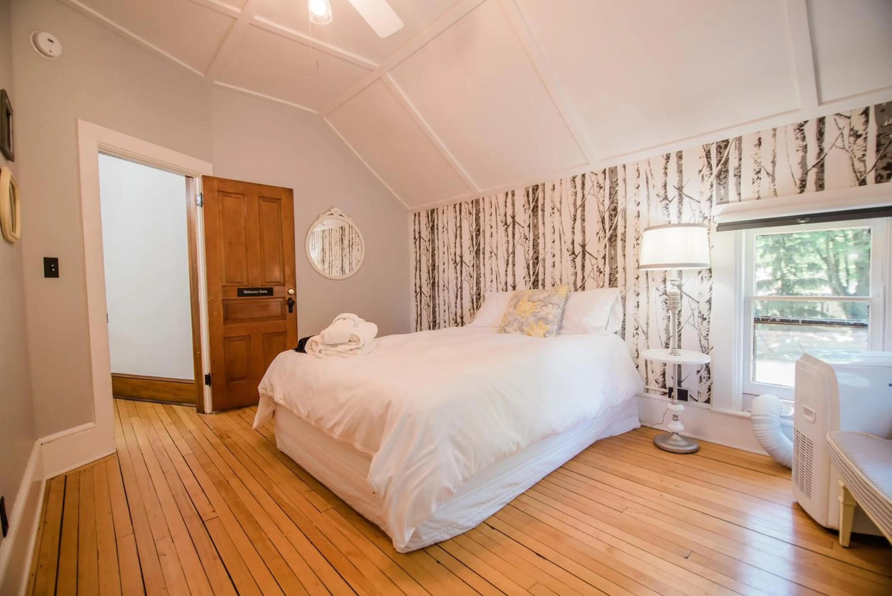 Bed in Mahaney Suite BW Boutique Hotel