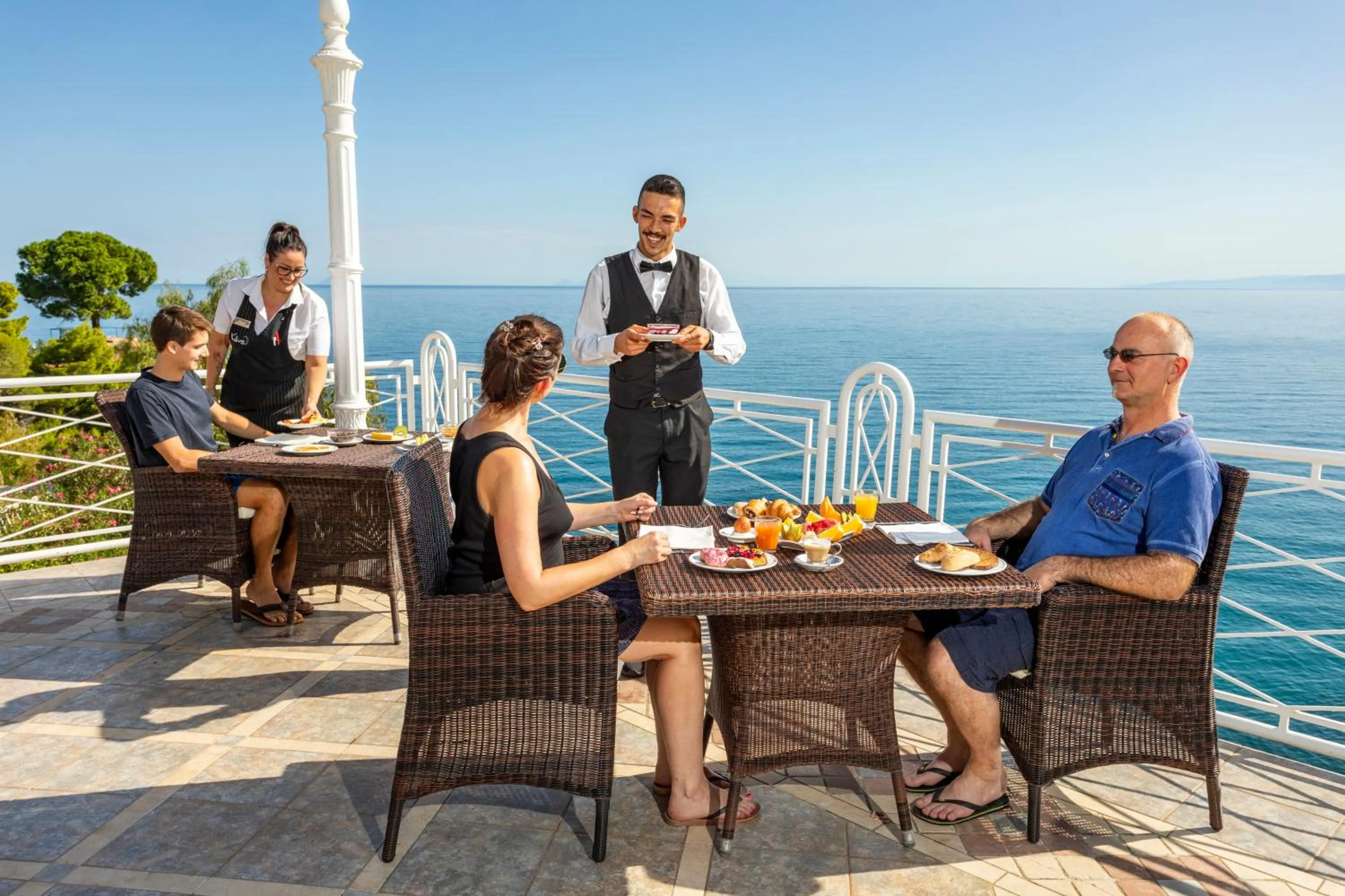 Restaurant/places to eat in Hotel Kalura