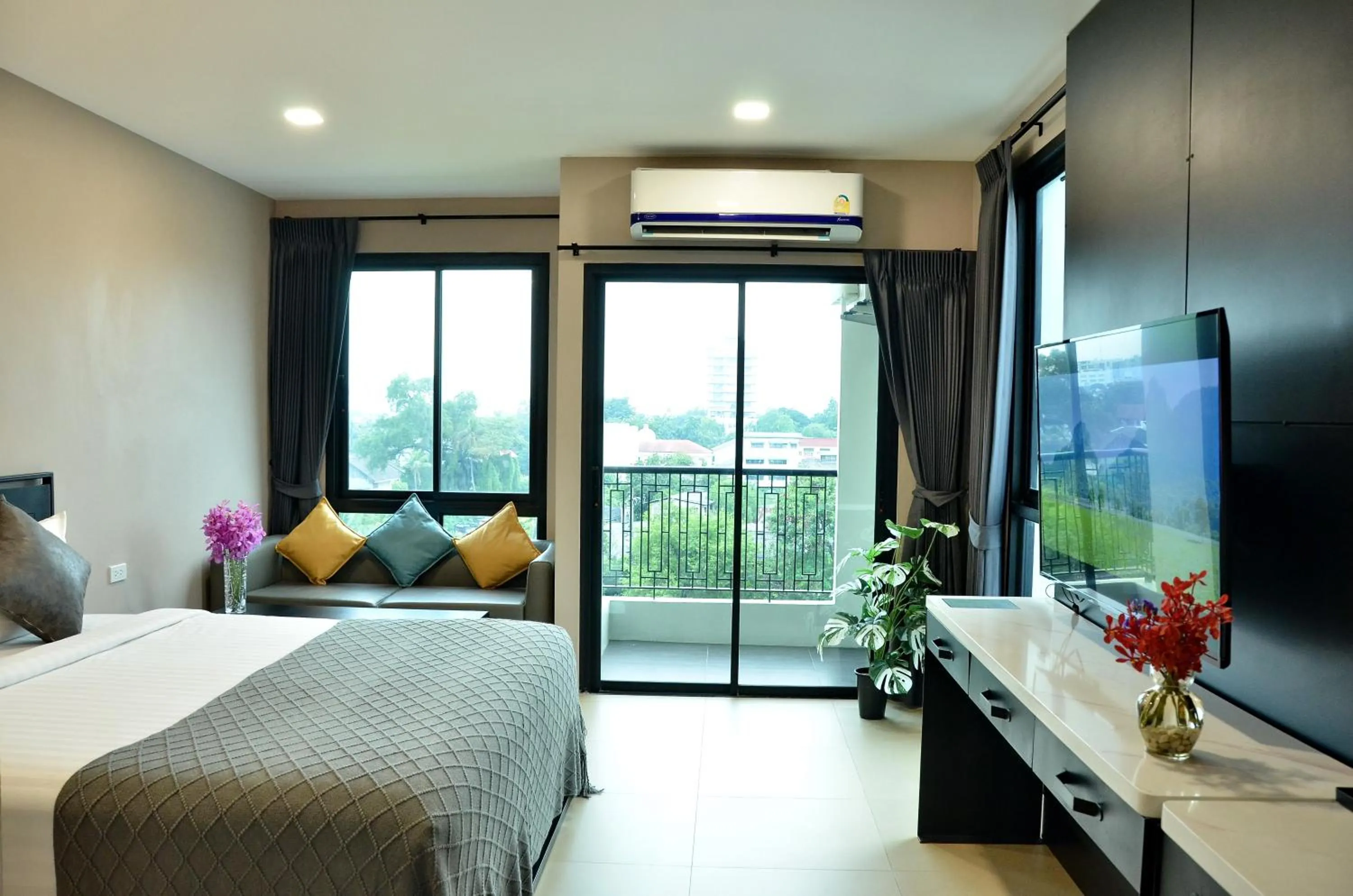 Bed in NORN Rimklong Bangkok Hotel