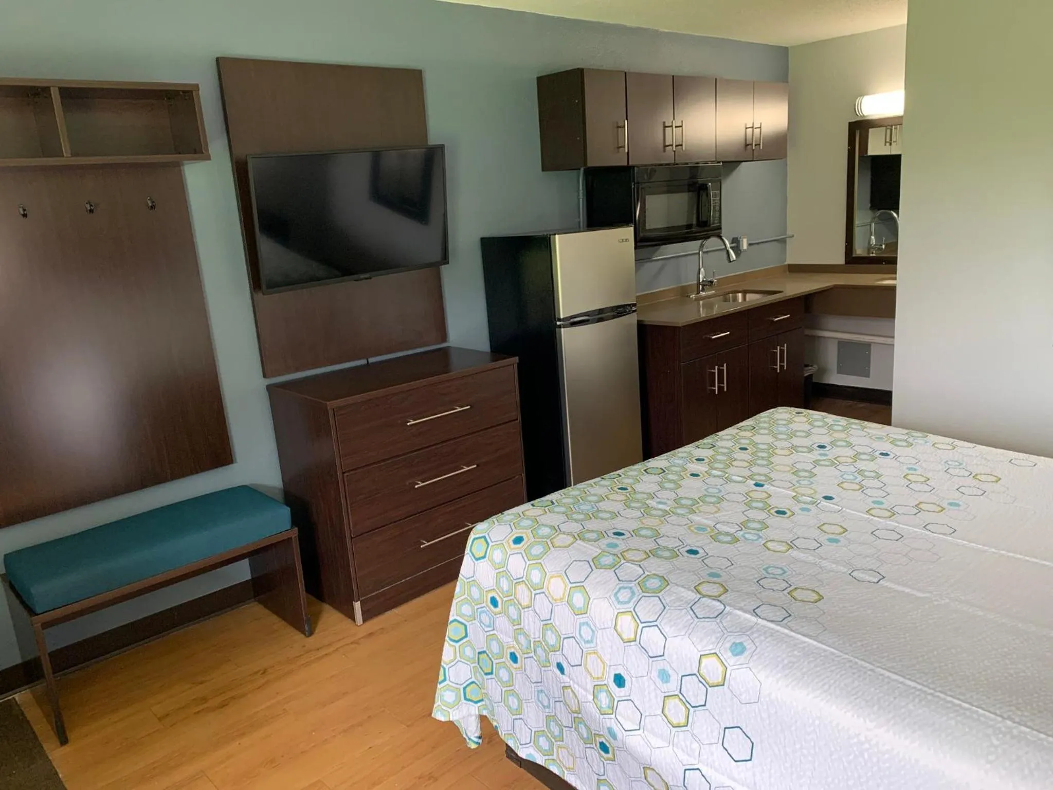 Bedroom, Bed in HomeTowne Studios by Red Roof Battle Creek