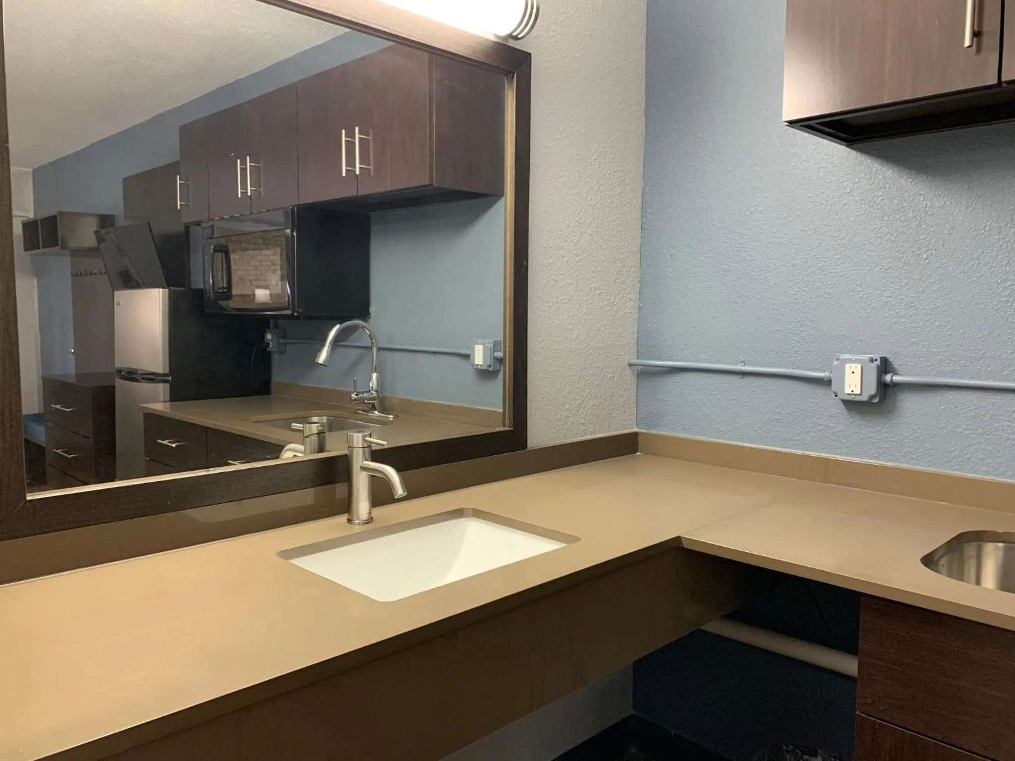 Bedroom in HomeTowne Studios by Red Roof Battle Creek