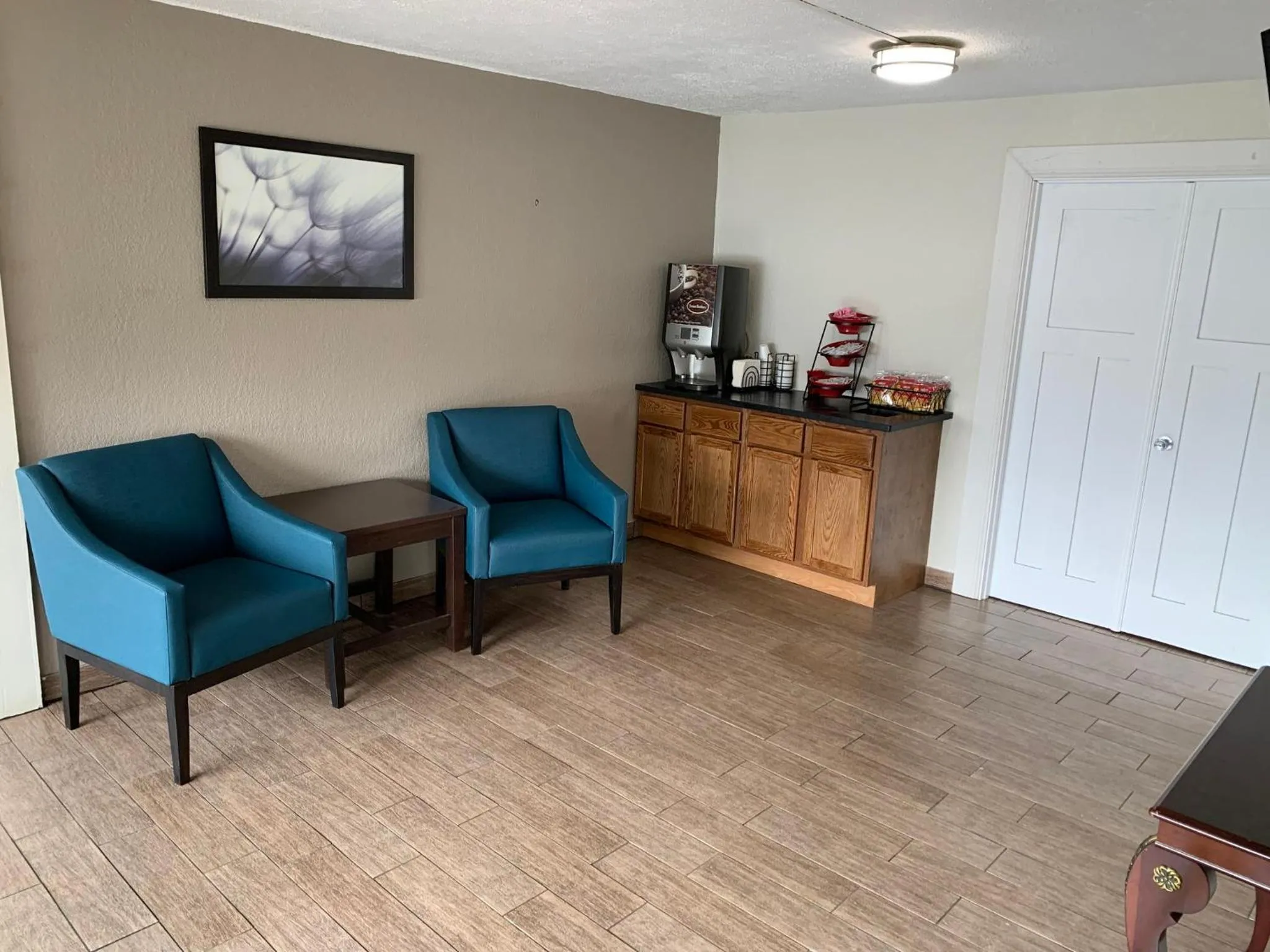 Lobby or reception in HomeTowne Studios by Red Roof Battle Creek