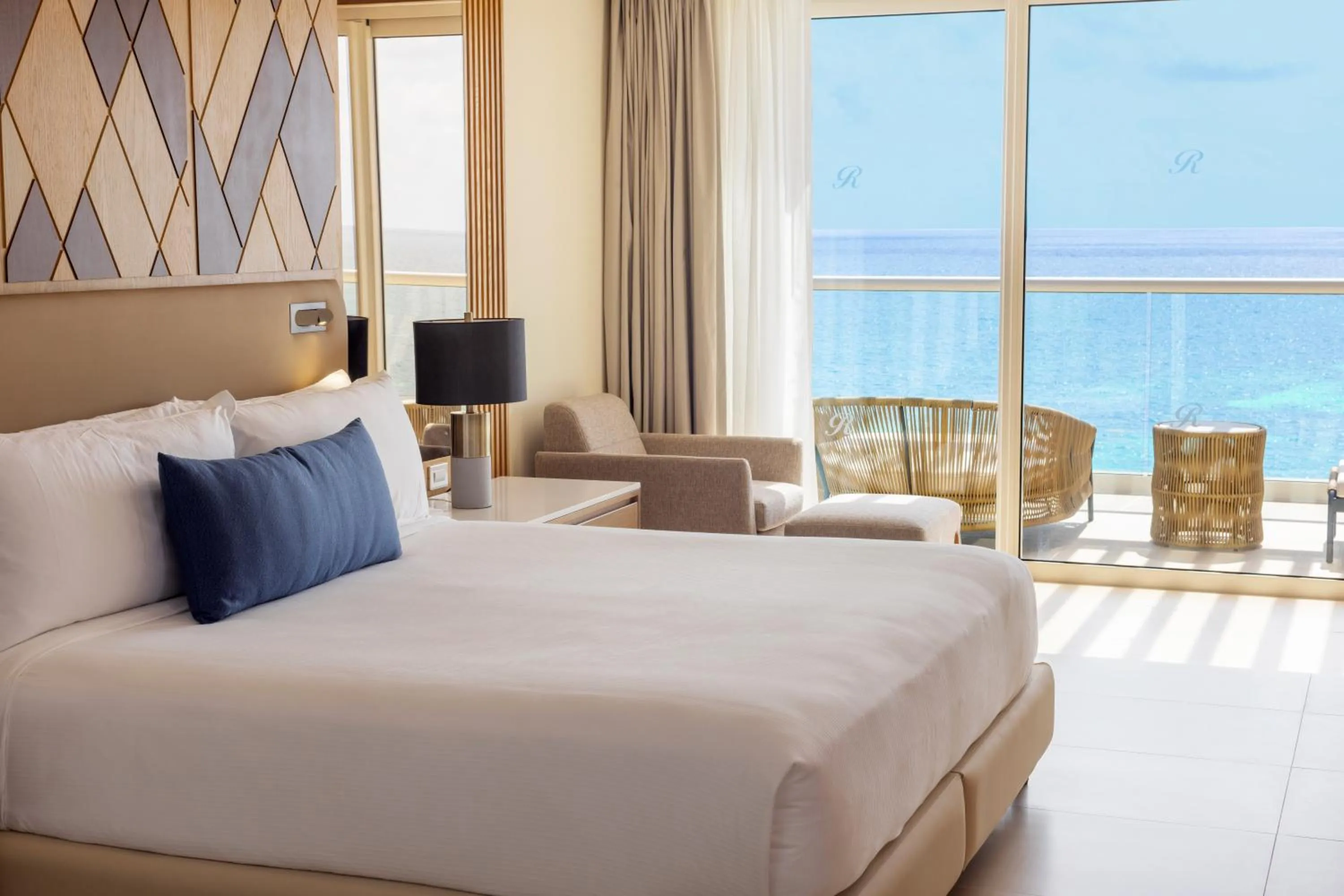 Bathroom, Bed in Royalton Splash Riviera Cancun, An Autograph Collection All-Inclusive Resort