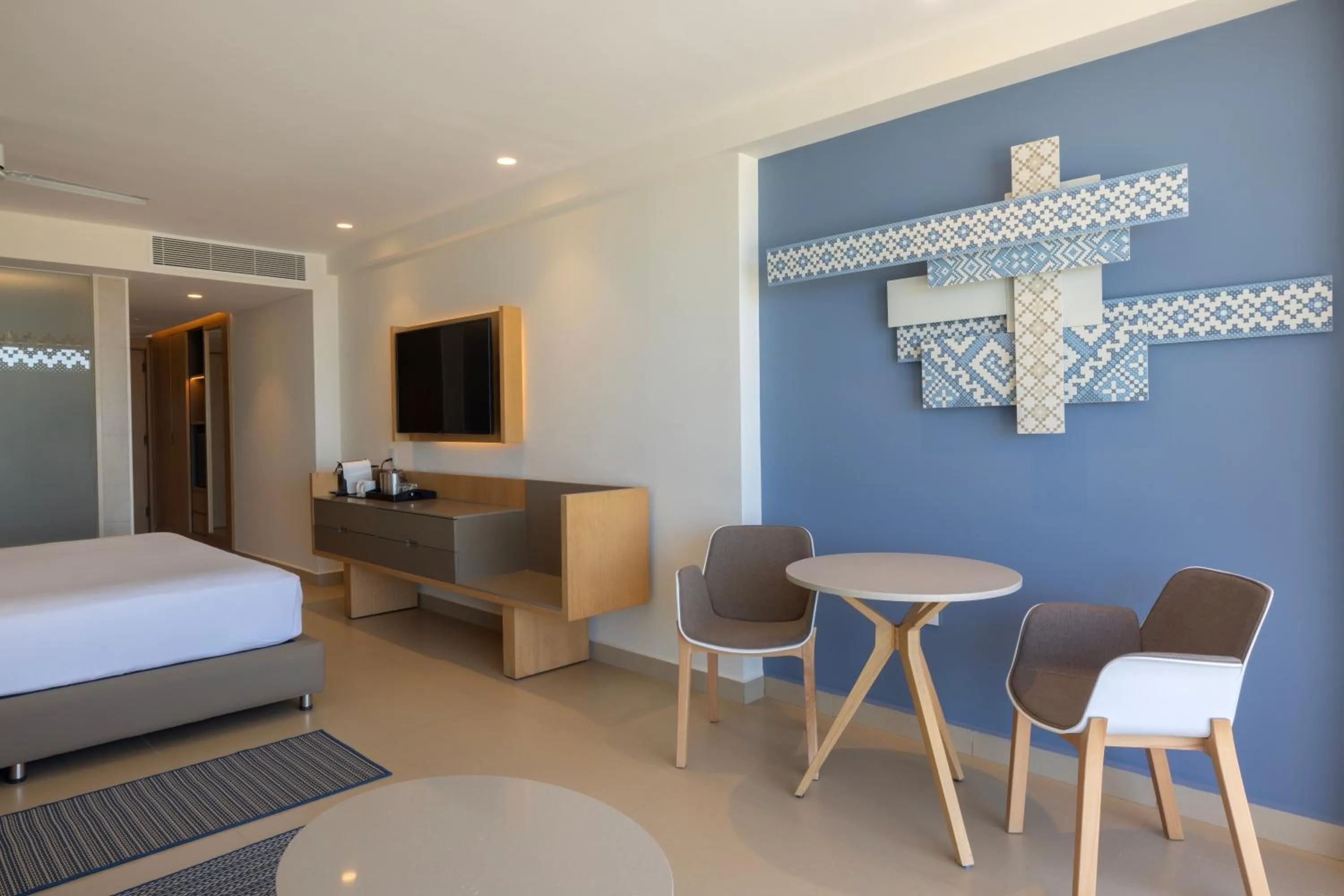 Living room, Bed in Royalton Splash Riviera Cancun, An Autograph Collection All-Inclusive Resort