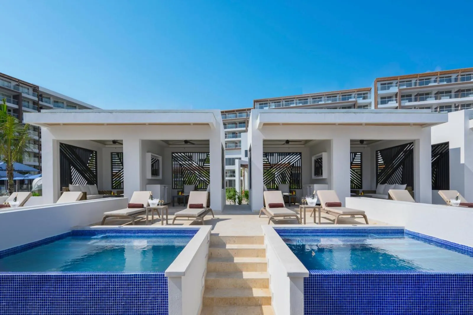 Swimming pool in Royalton Splash Riviera Cancun, An Autograph Collection All-Inclusive Resort