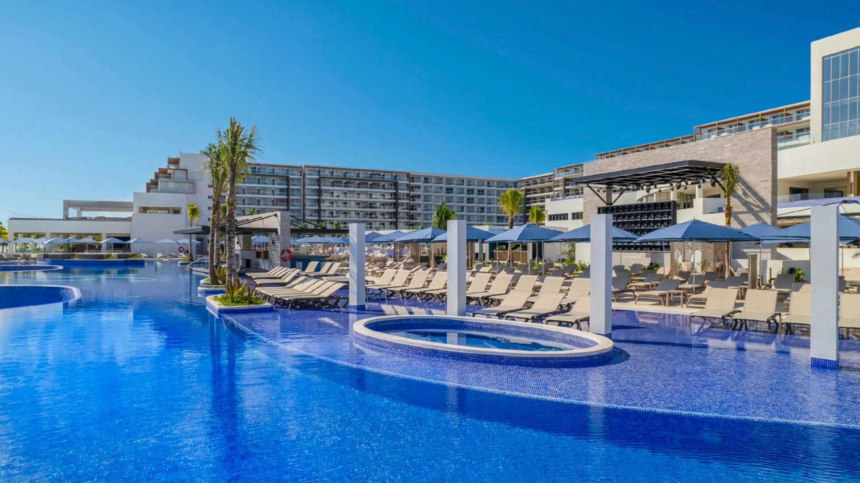 Swimming pool in Royalton Splash Riviera Cancun, An Autograph Collection All-Inclusive Resort