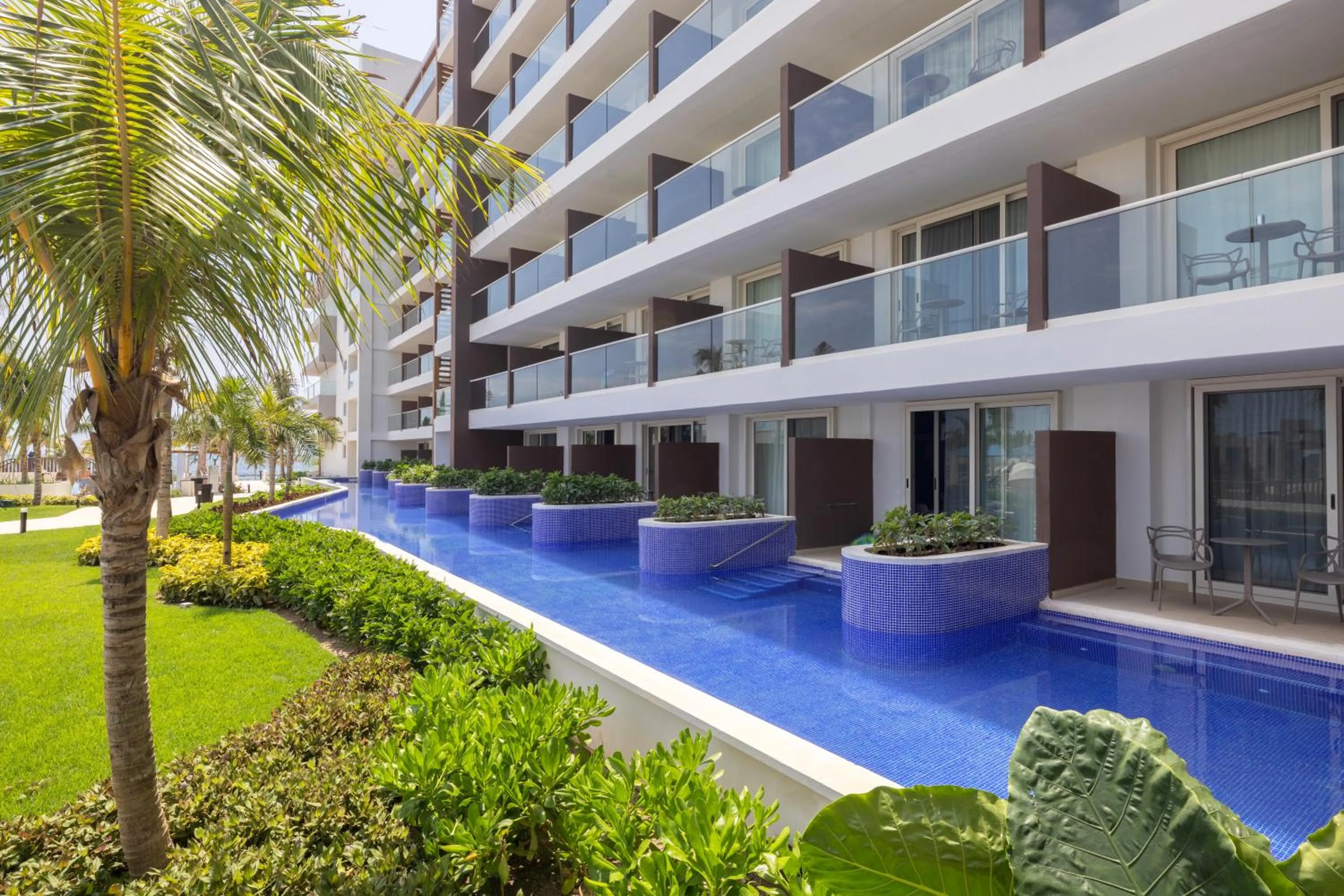Pool view in Royalton Splash Riviera Cancun, An Autograph Collection All-Inclusive Resort