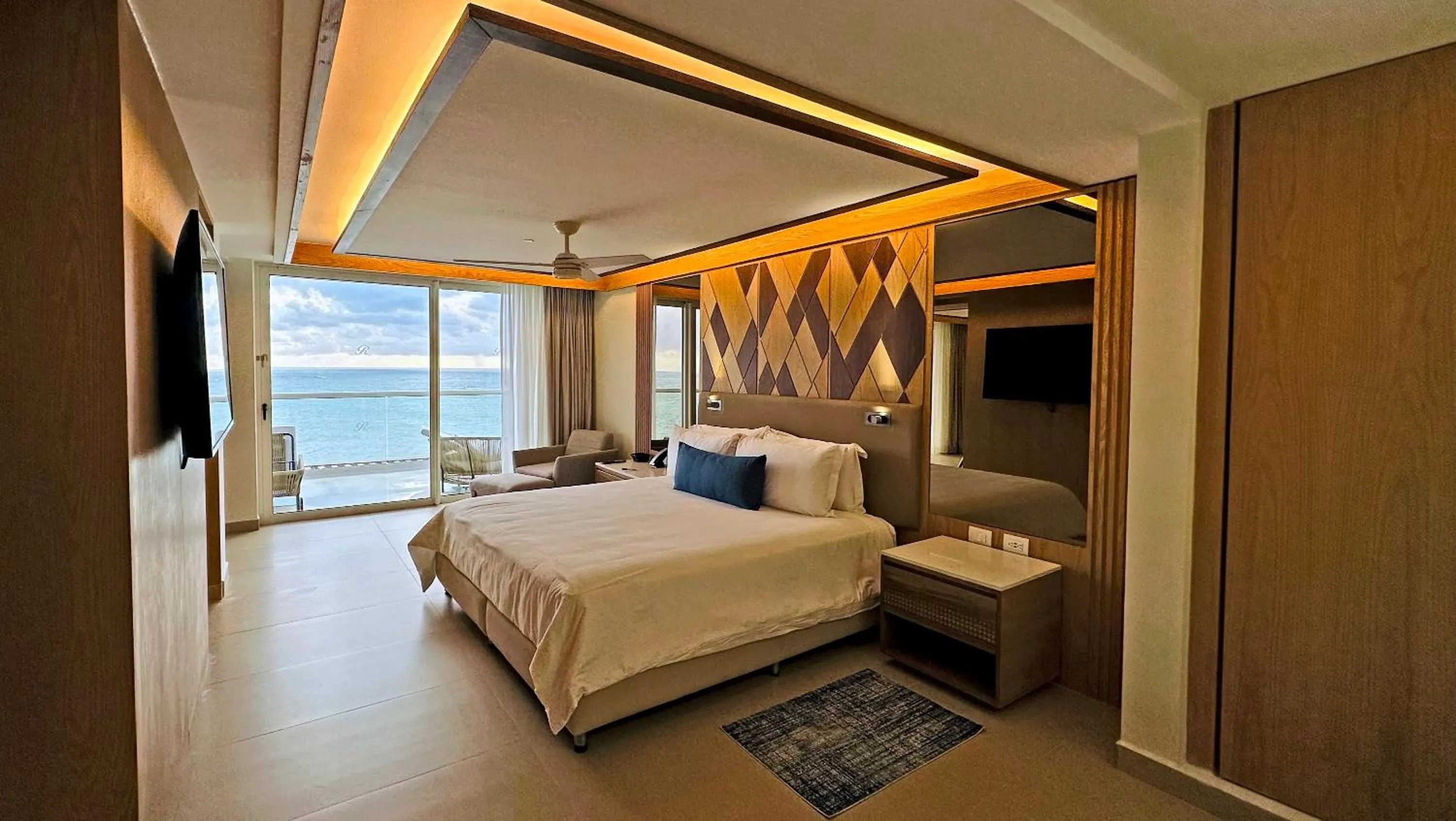 Sea view, Bed in Royalton Splash Riviera Cancun, An Autograph Collection All-Inclusive Resort