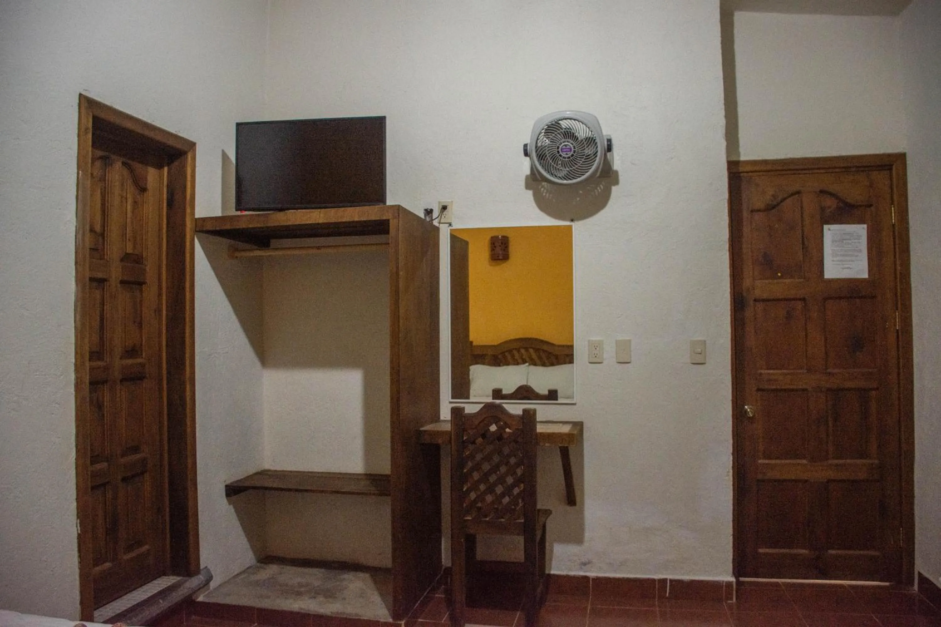 wardrobe, TV/Entertainment Center in Hotel Real del Carmen - Ideal para familias y parejas