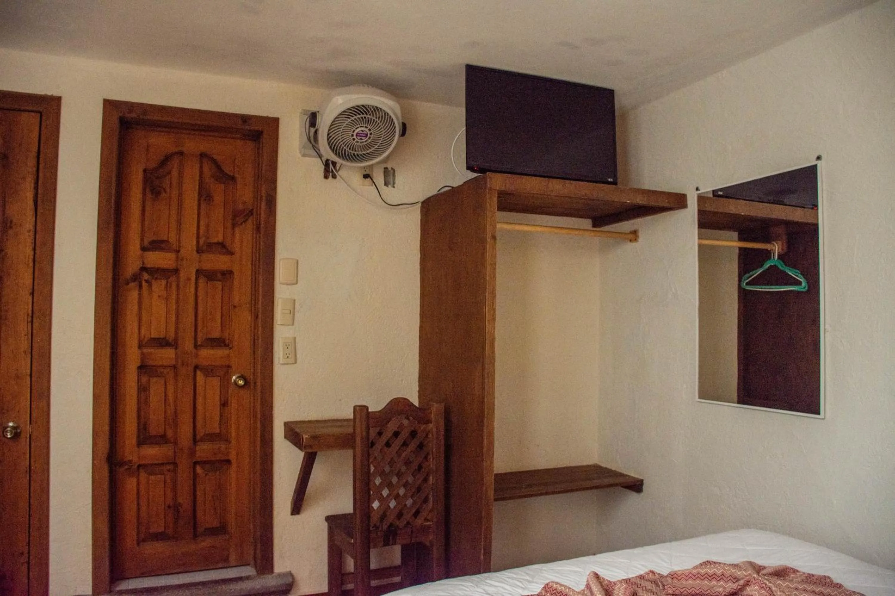 wardrobe, TV/Entertainment Center in Hotel Real del Carmen - Ideal para familias y parejas