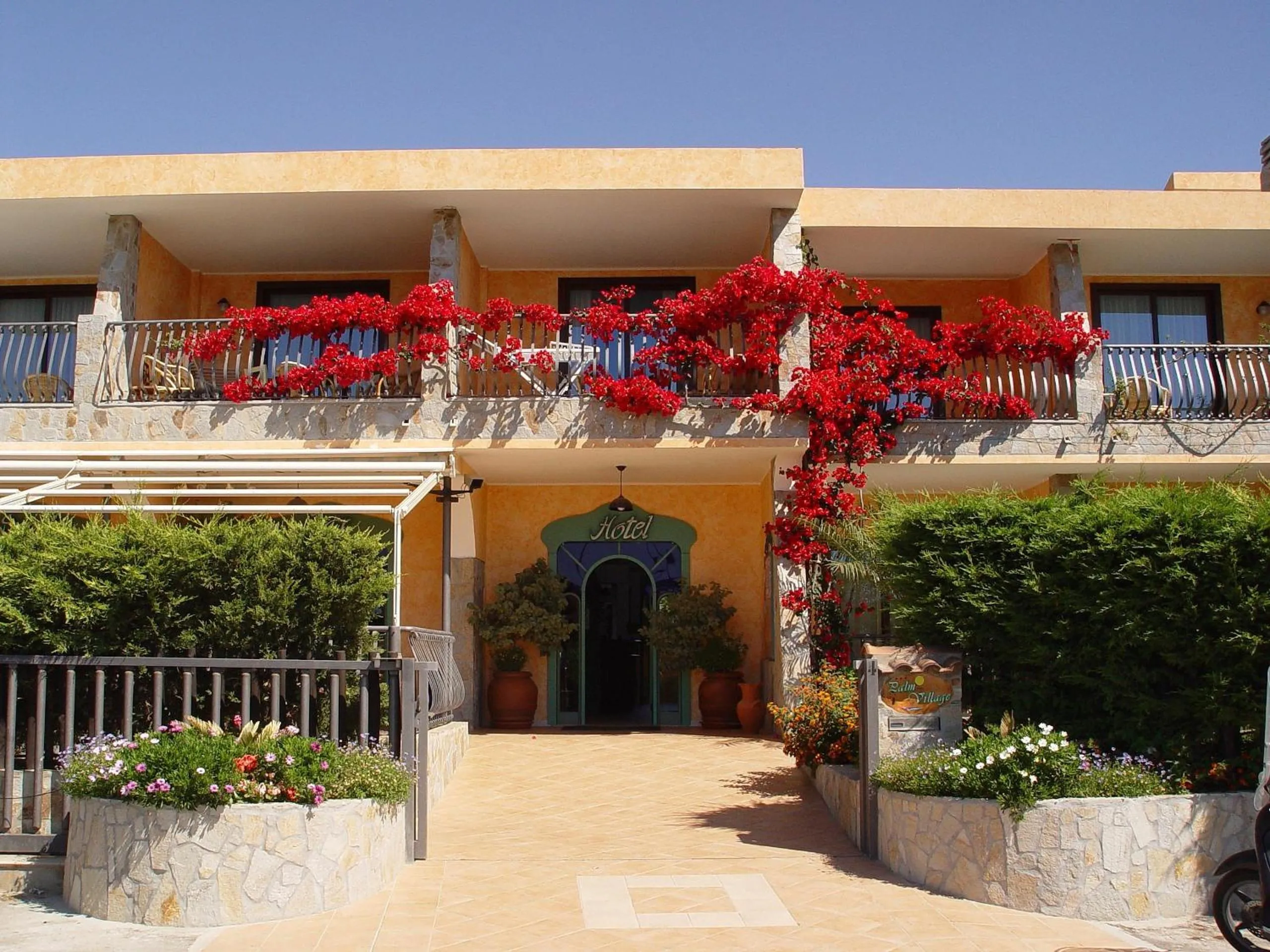 Facade/entrance in Palm Village