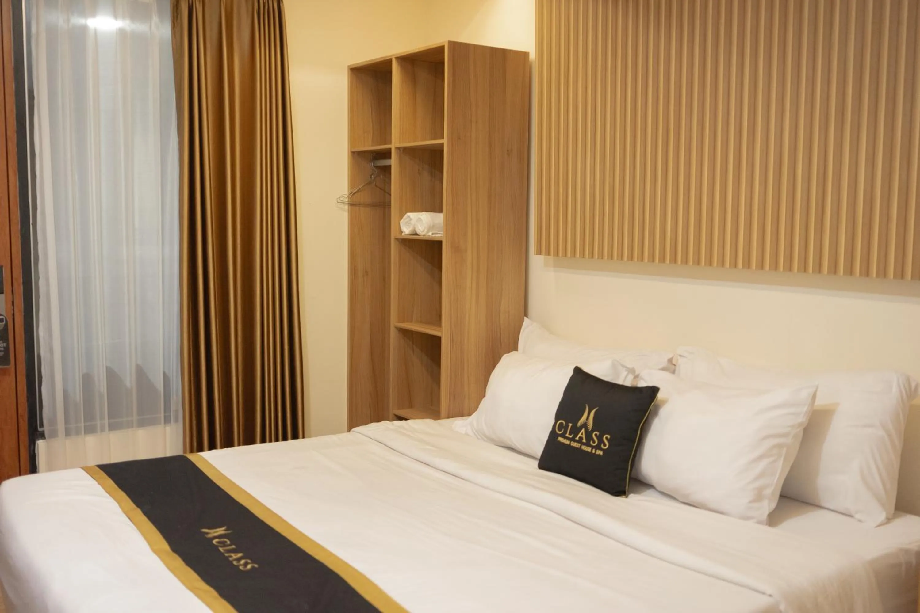 Bed in Class Premium Guest House