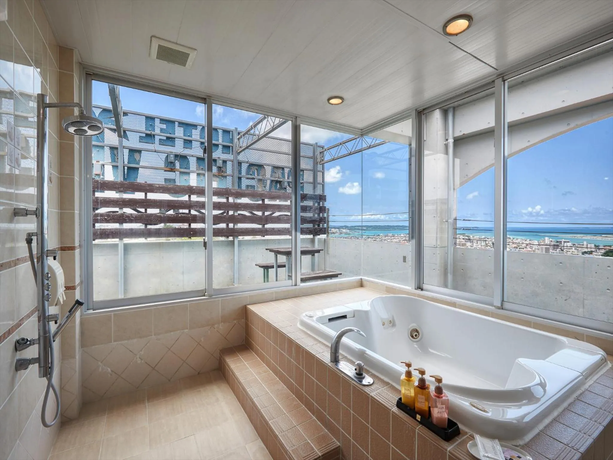 HOTEL PACIFIC VIEW Rental car included & pet-friendly