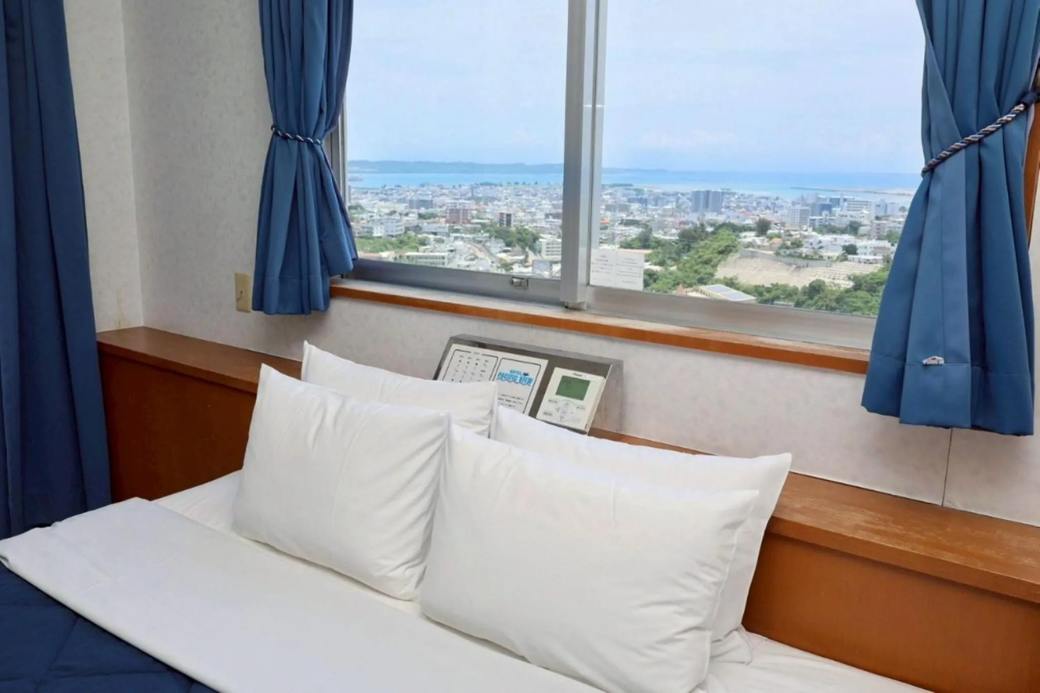 Bed in HOTEL PACIFIC VIEW Rental car included & pet-friendly