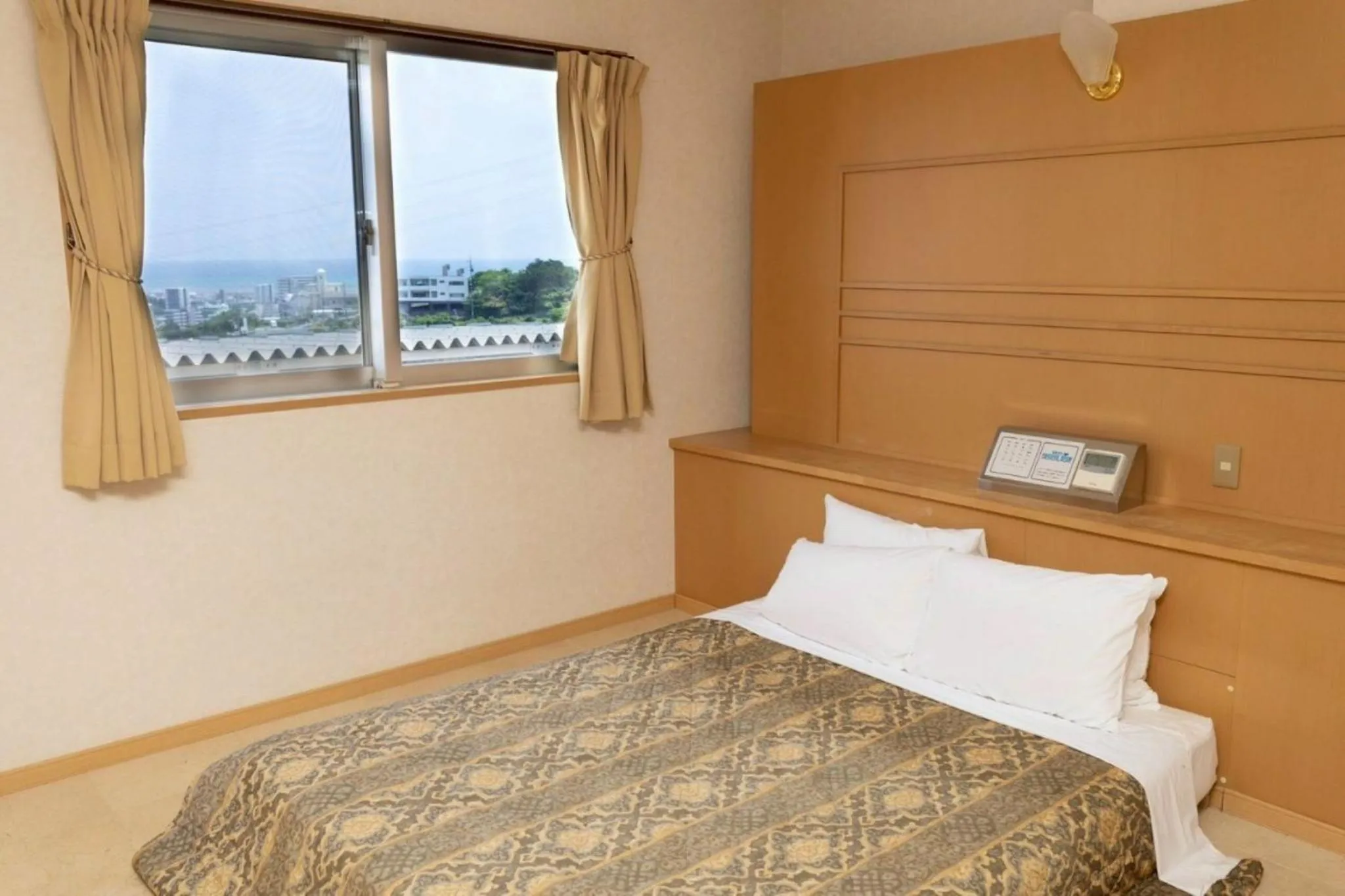 Bed in HOTEL PACIFIC VIEW Rental car included & pet-friendly
