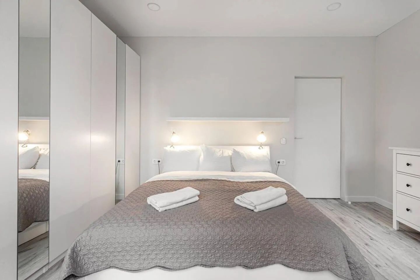 HaPPy Inn VIP, Self Check-In-24x7, A-C, Parking-in-the-underground-Garage