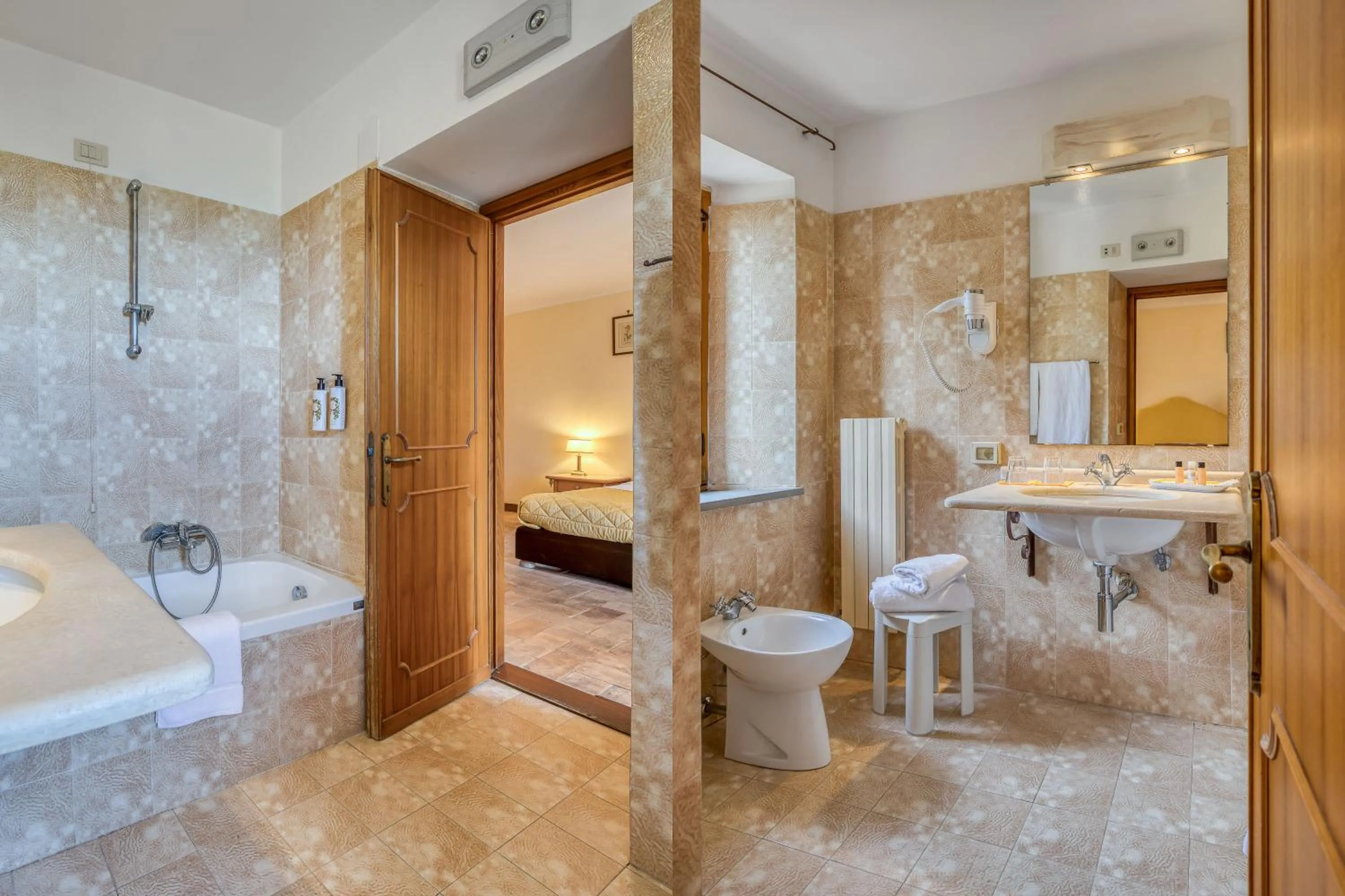 Bathroom, Bed in Relais La Fattoria