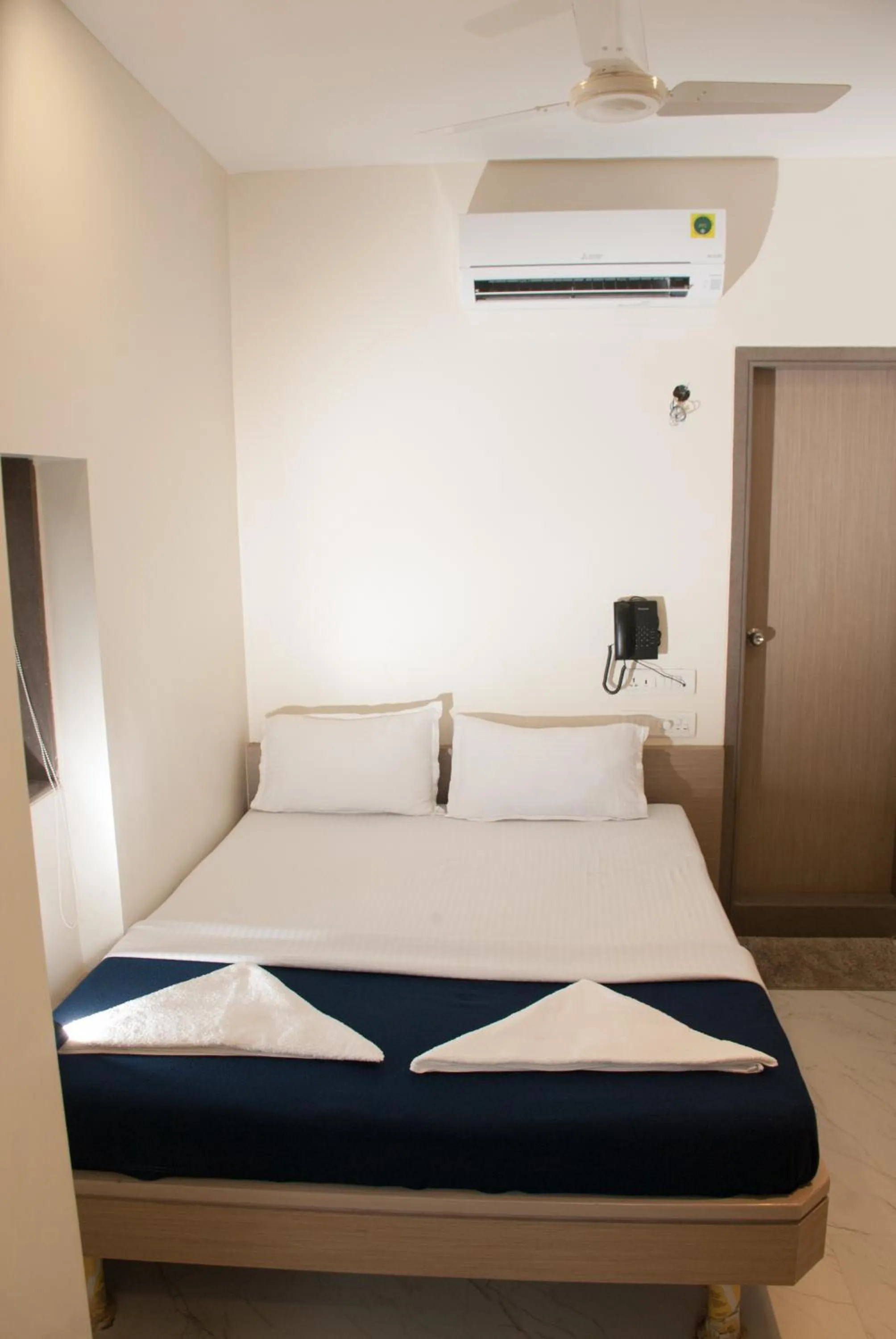 Bedroom, Bed in City Hotel