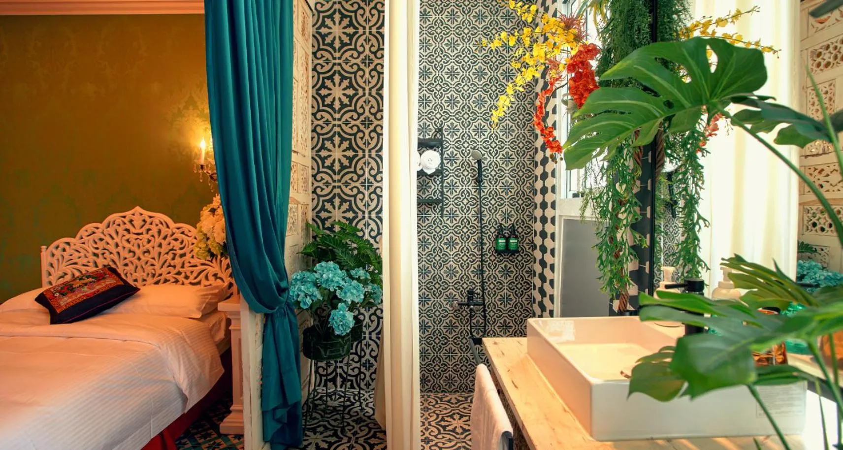 Bathroom, Bed in Anna King Hotel