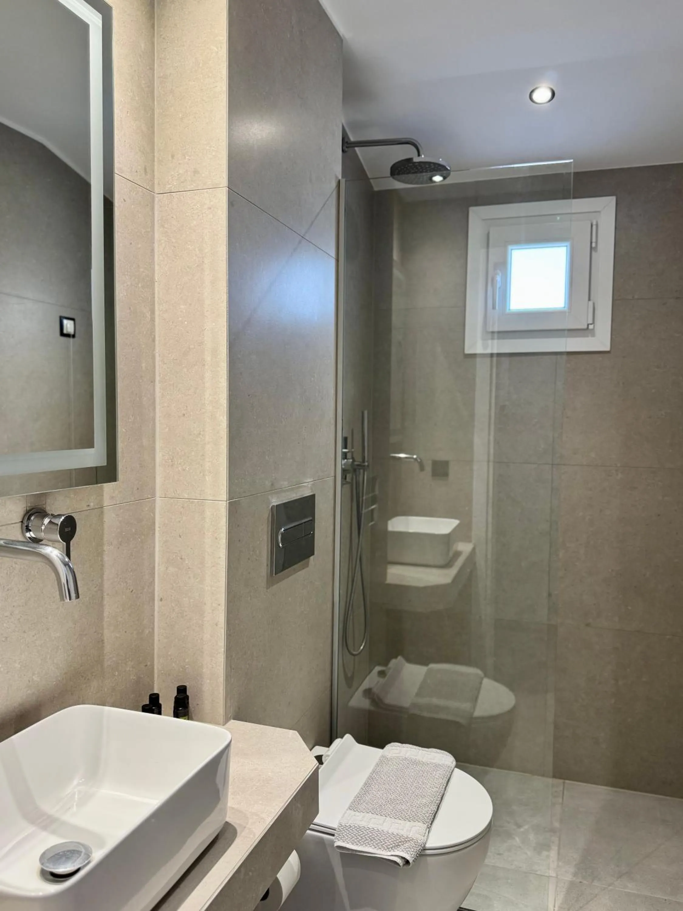 Shower in Tresor Sousouras