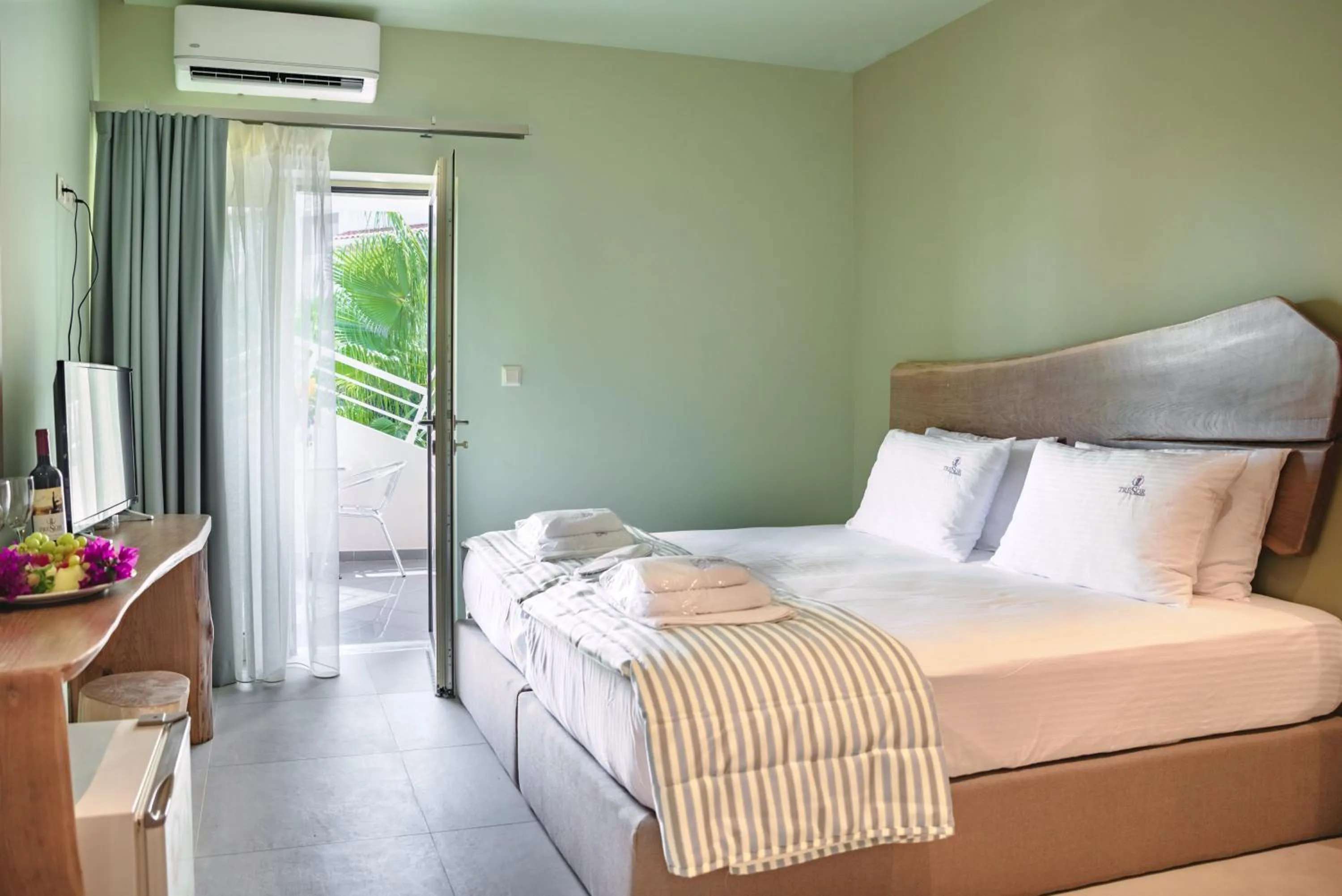 Photo of the whole room, Bed in Tresor Sousouras