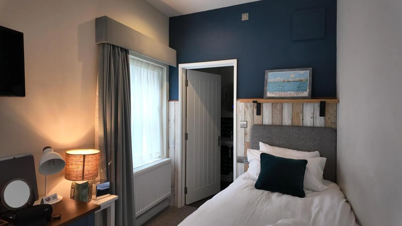 Bedroom, Bed in Downs Hotel