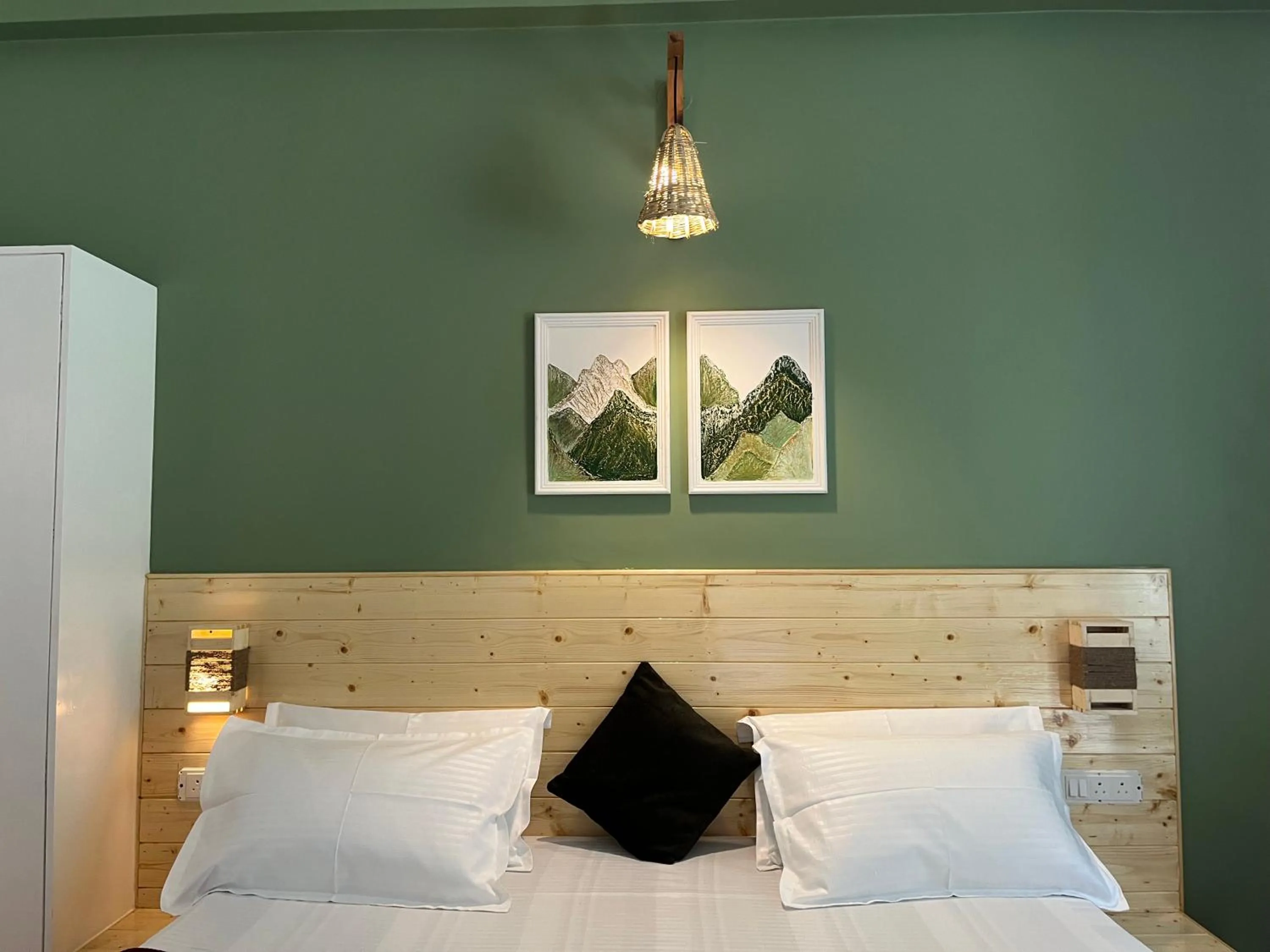 Decorative detail, Bed in The Royal Orchard Kasol