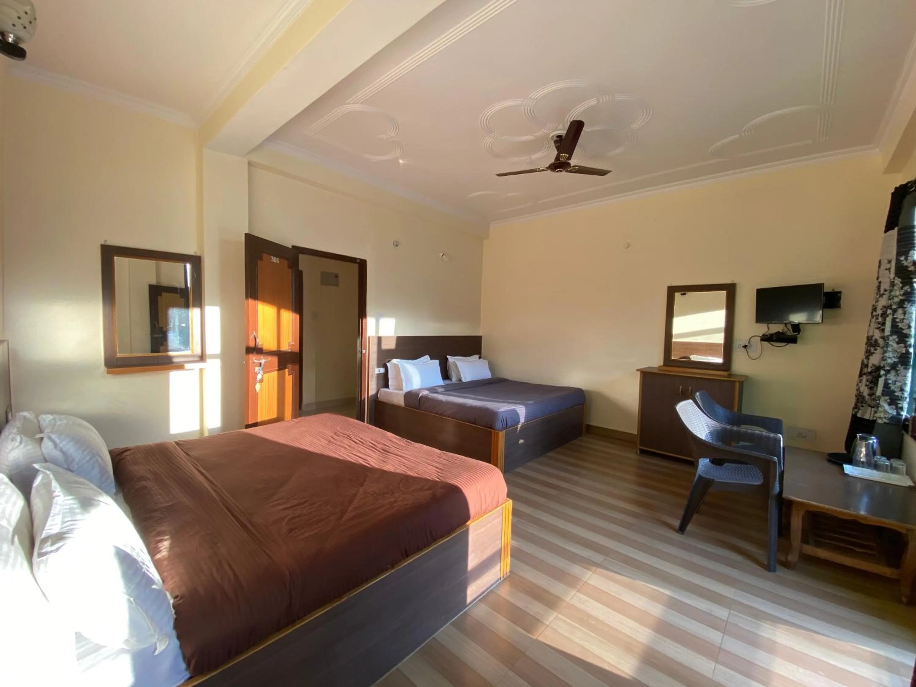 Photo of the whole room, Bed in The Royal Orchard Kasol