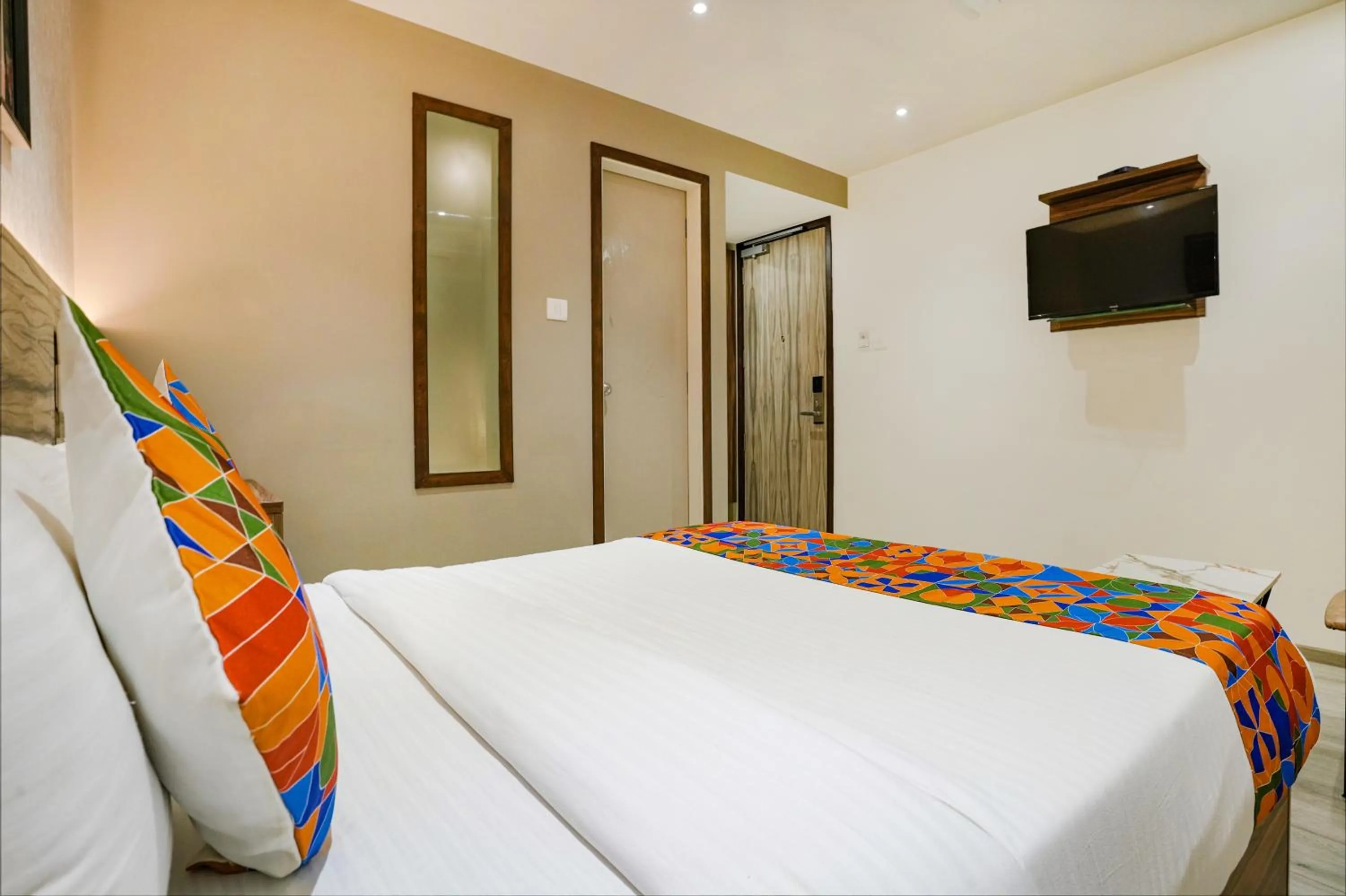 Communal lounge/ TV room, Bed in Via The Dream Residency - Nr Mumbai International Airport