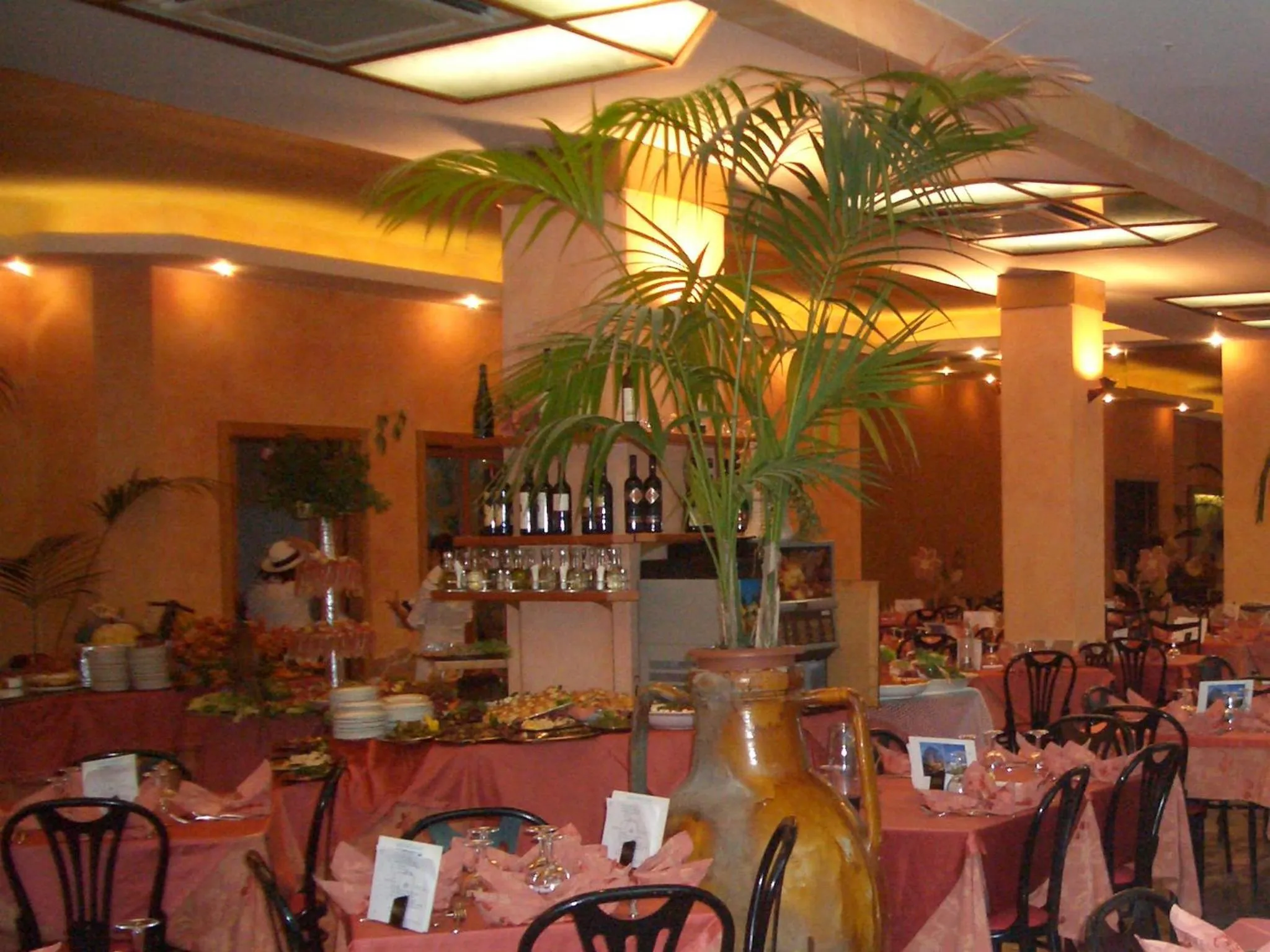 Restaurant/places to eat in Hotel Wivien