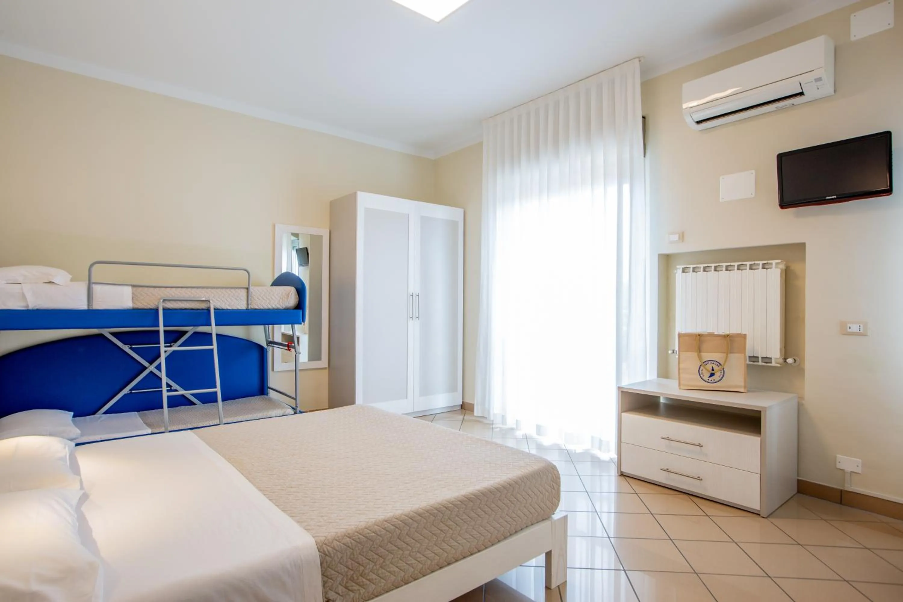 Bedroom, Bed in Hotel Lungomare