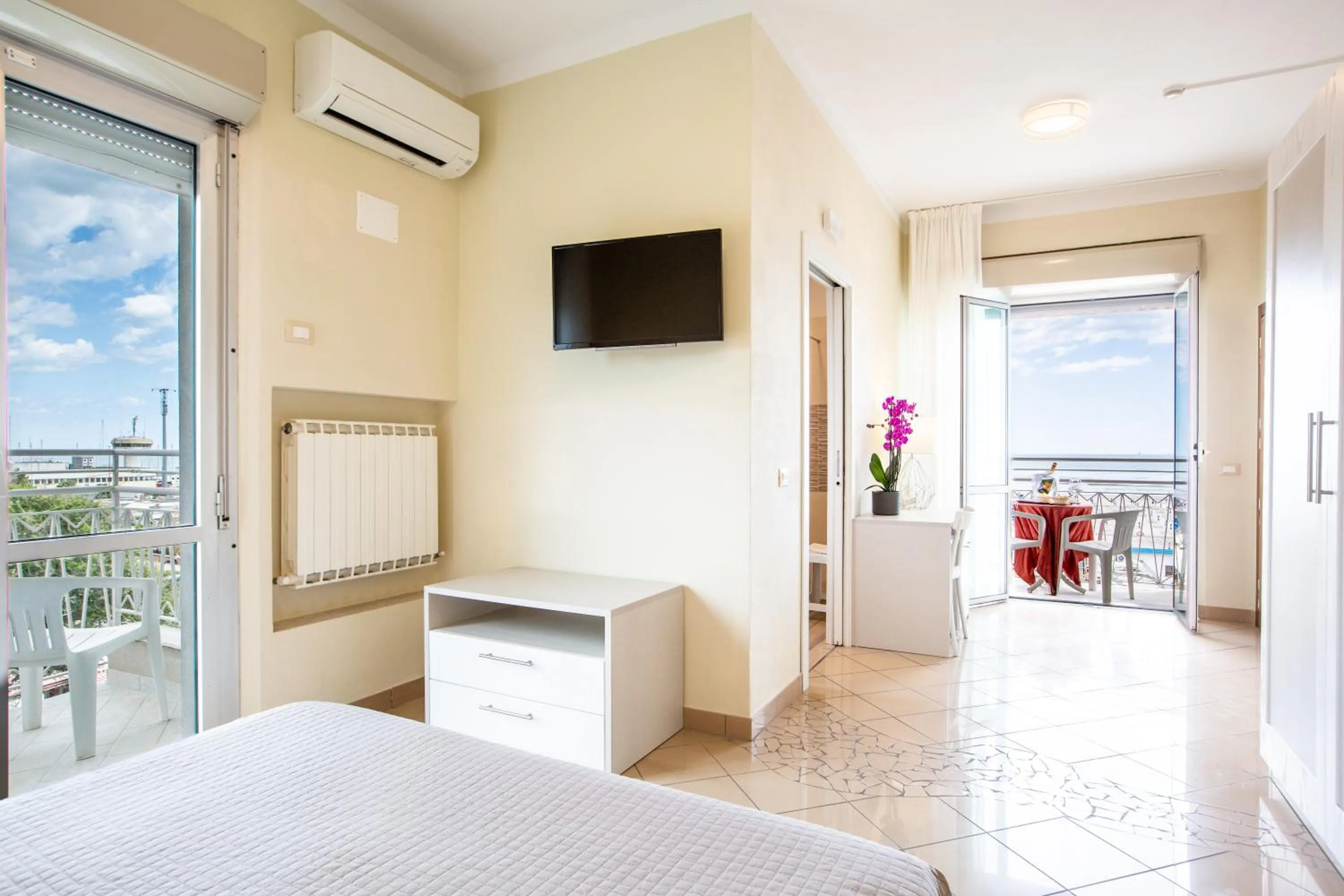 Balcony/Terrace, Bed in Hotel Lungomare