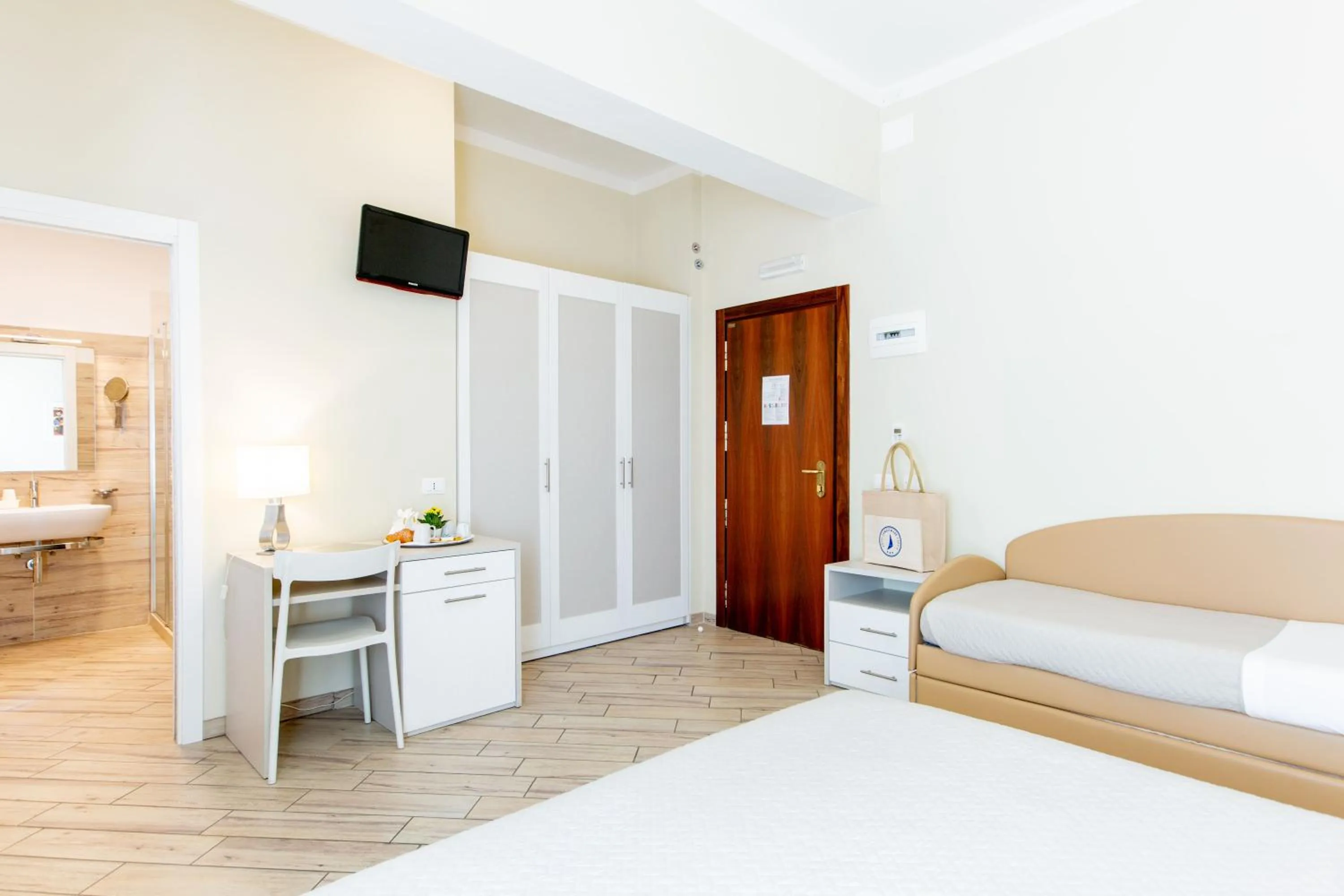 TV and multimedia, Bed in Hotel Lungomare