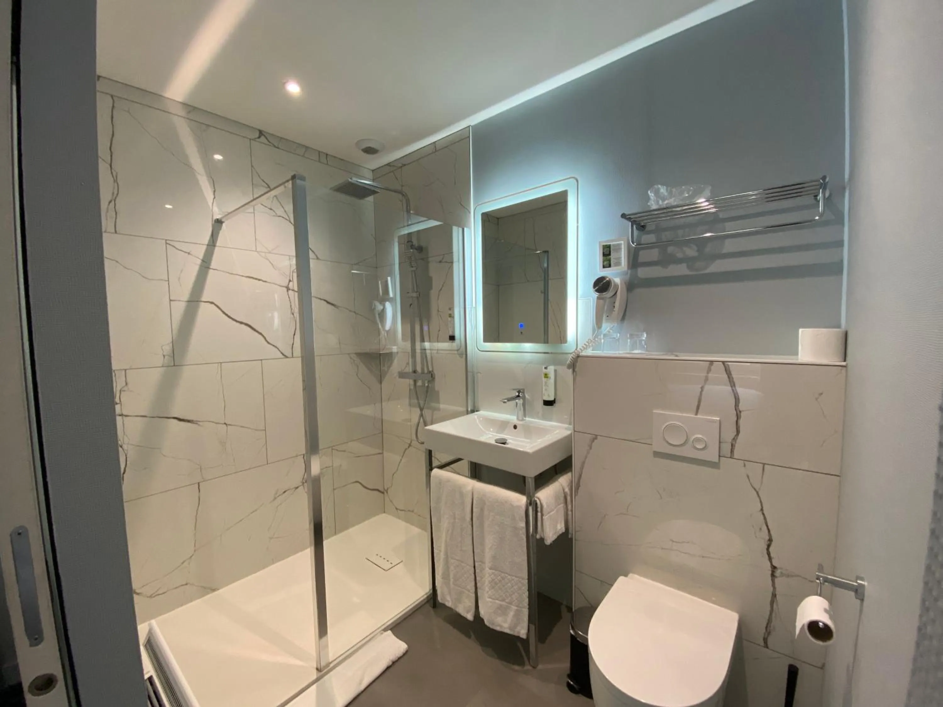 Bathroom in Logis HOTEL DU PARC