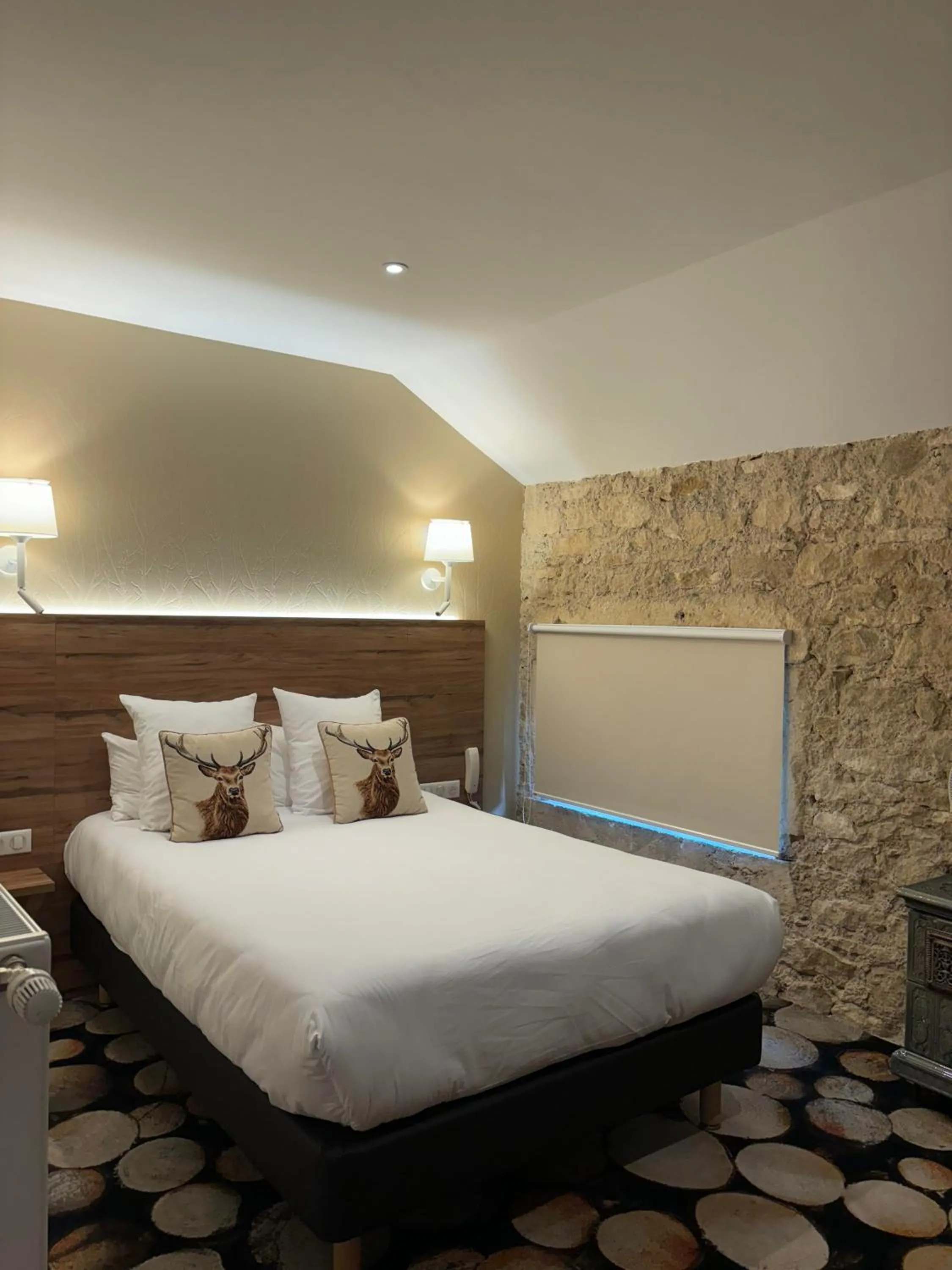 Bed in Logis HOTEL DU PARC