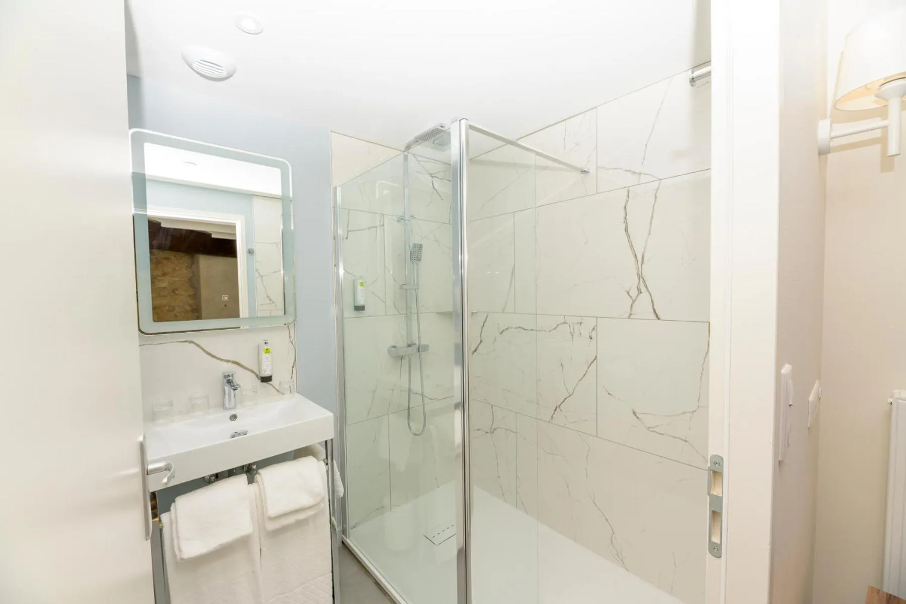 Bathroom in Logis HOTEL DU PARC