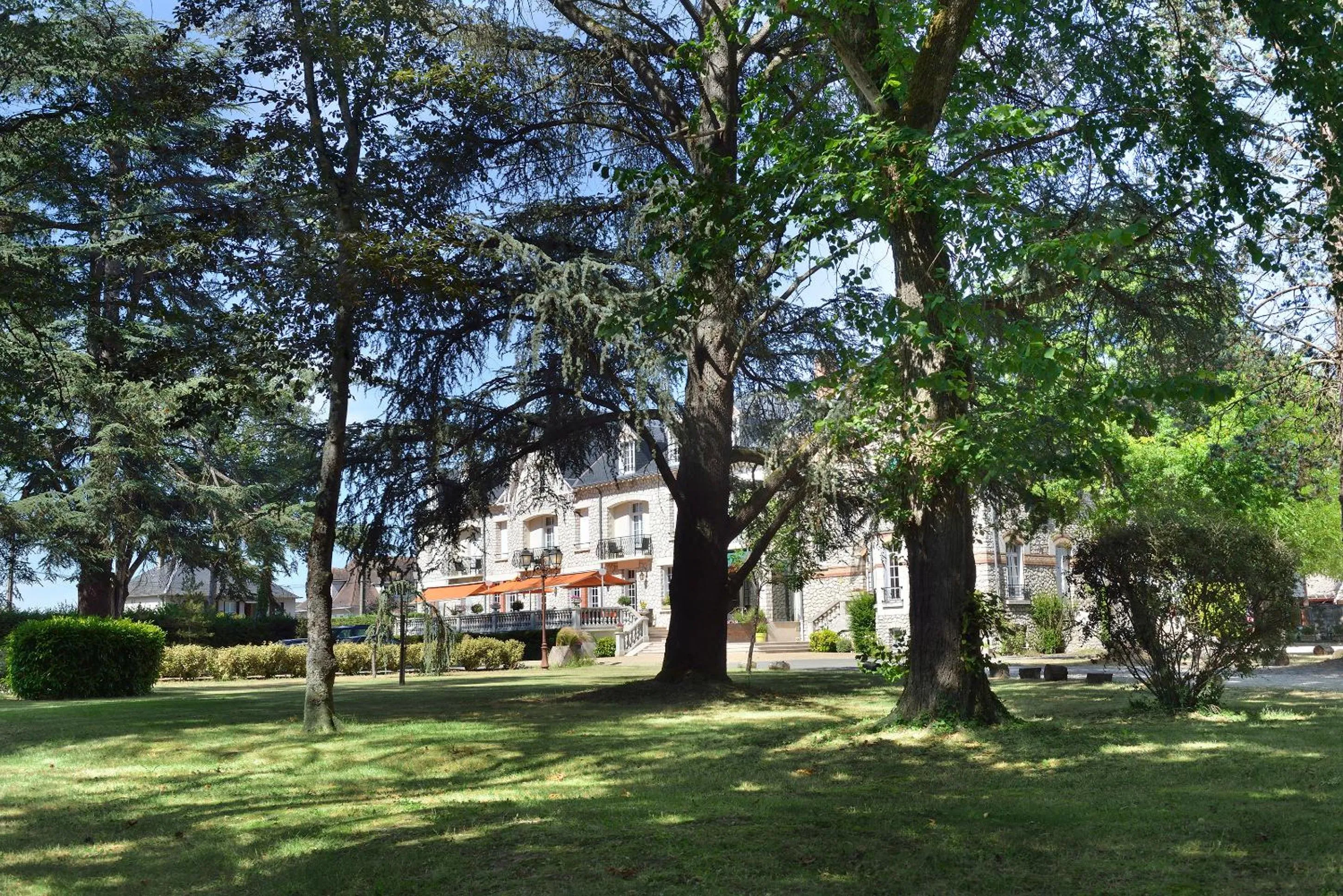 Property building in Logis Hôtel Restaurant Le Parc