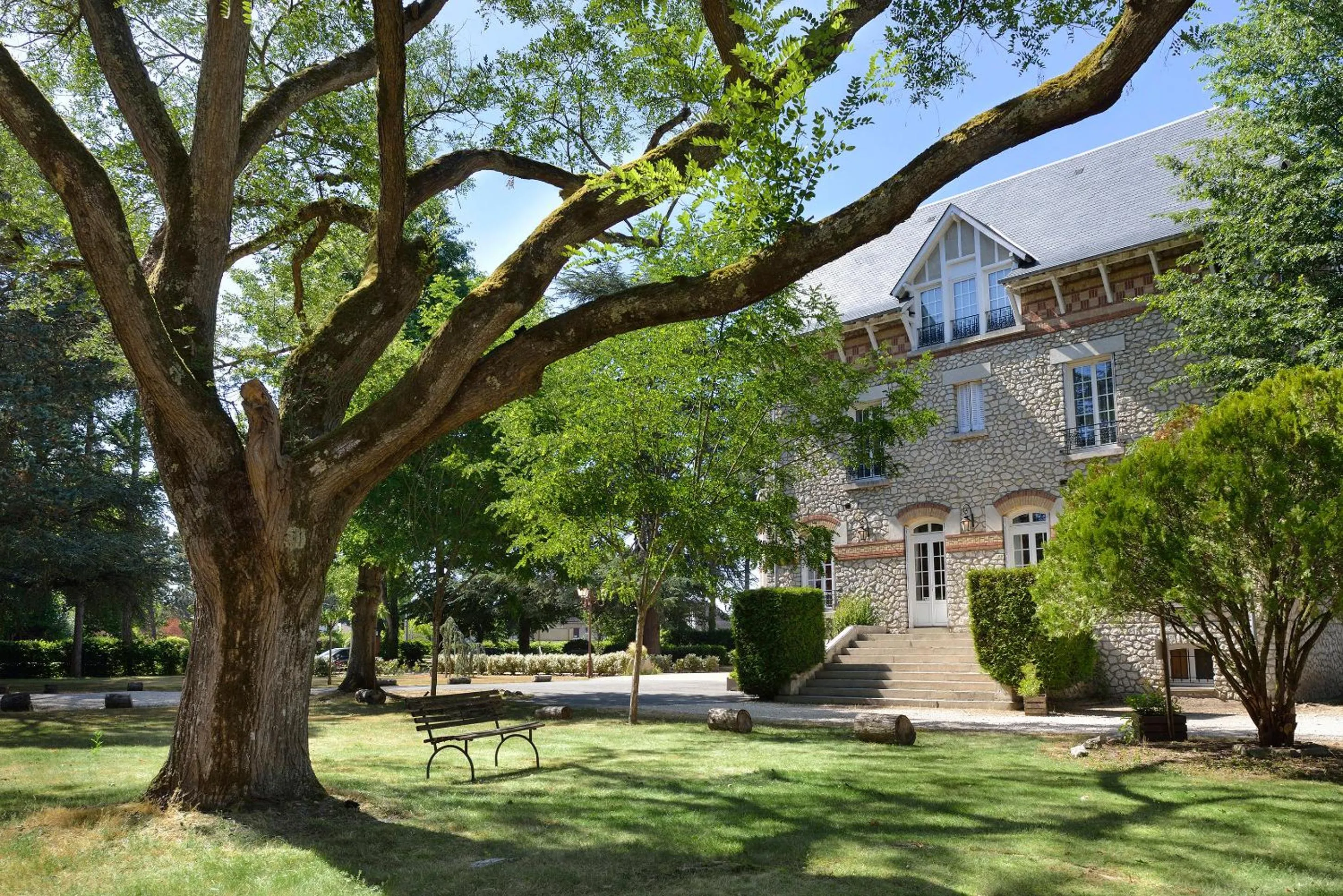 Garden in Logis Hôtel Restaurant Le Parc