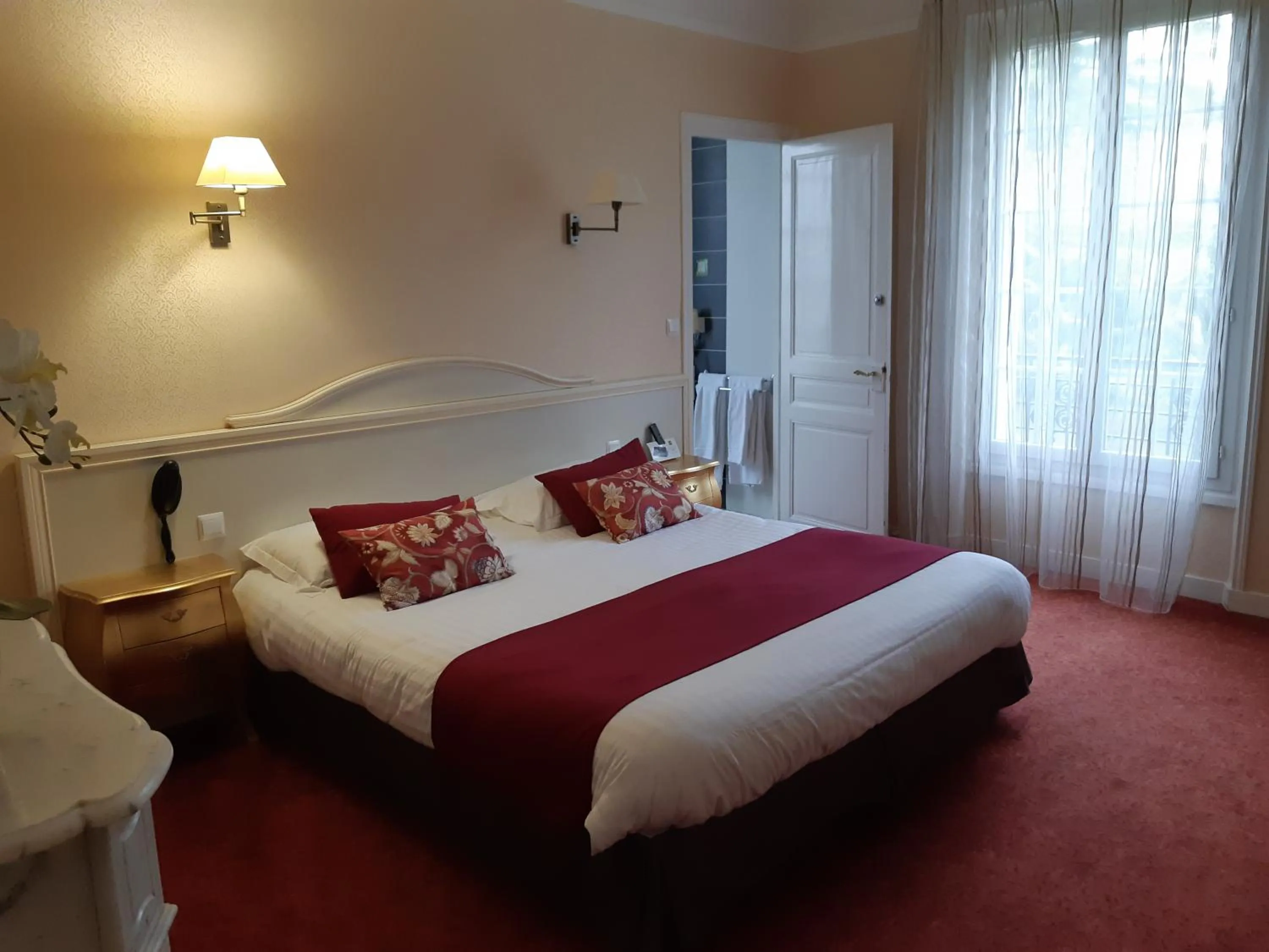 Bed in Logis Hôtel Restaurant Le Parc