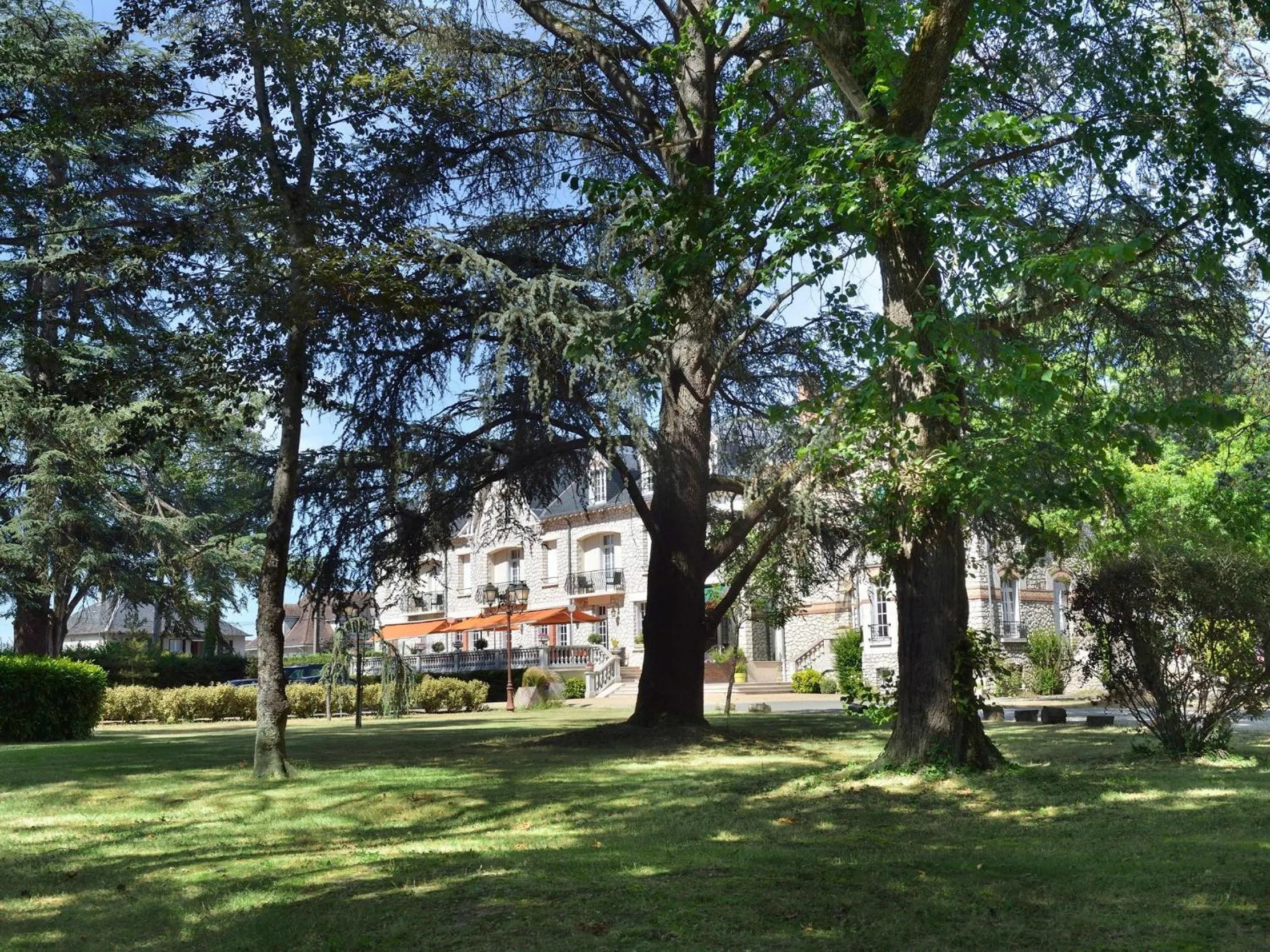 Garden in Logis Hôtel Restaurant Le Parc