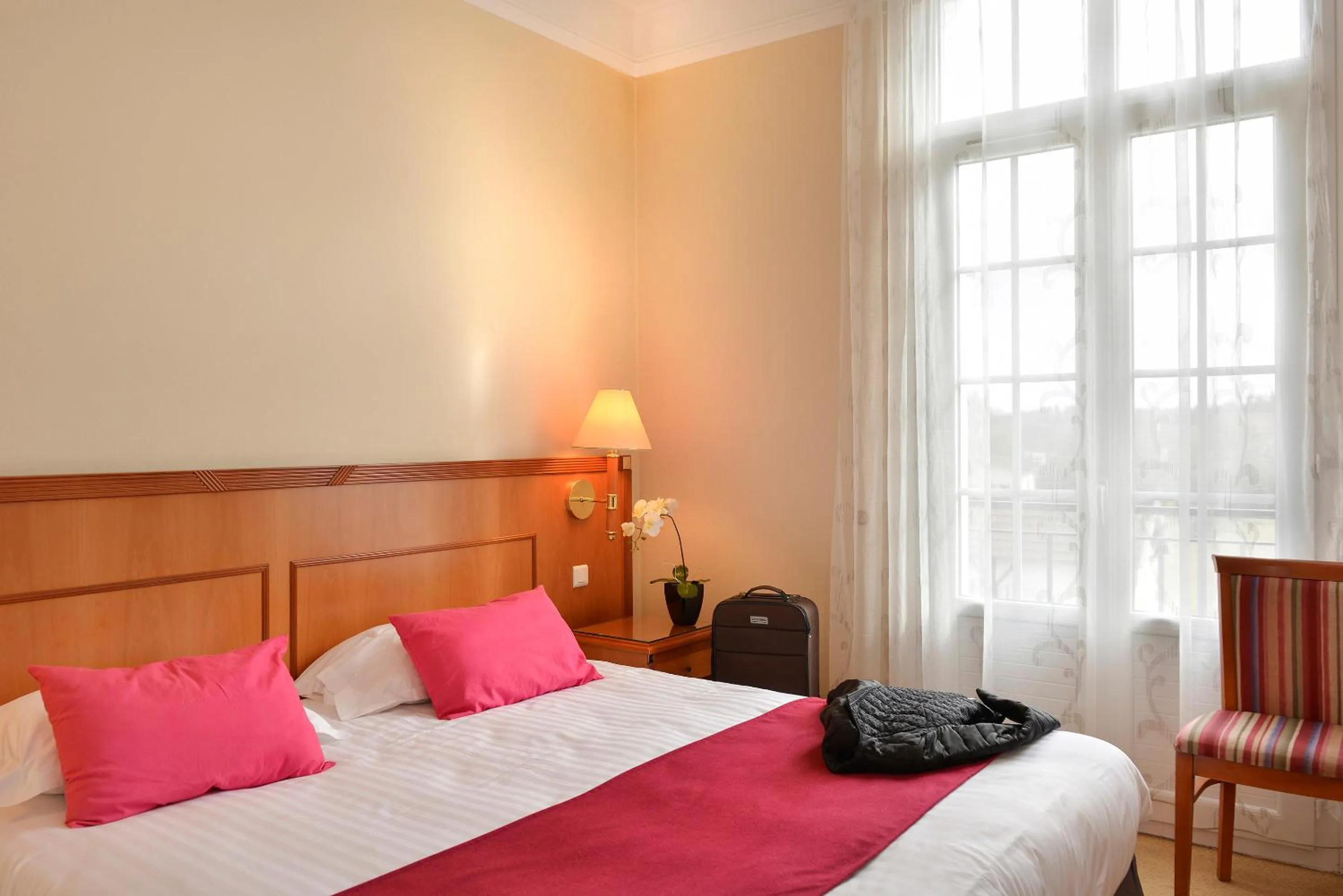 Photo of the whole room, Bed in Logis Hôtel Restaurant Le Parc