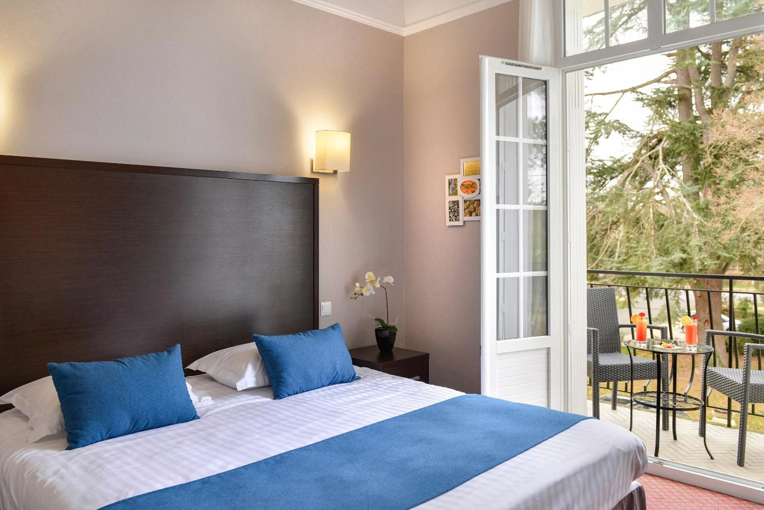 Bed in Logis Hôtel Restaurant Le Parc