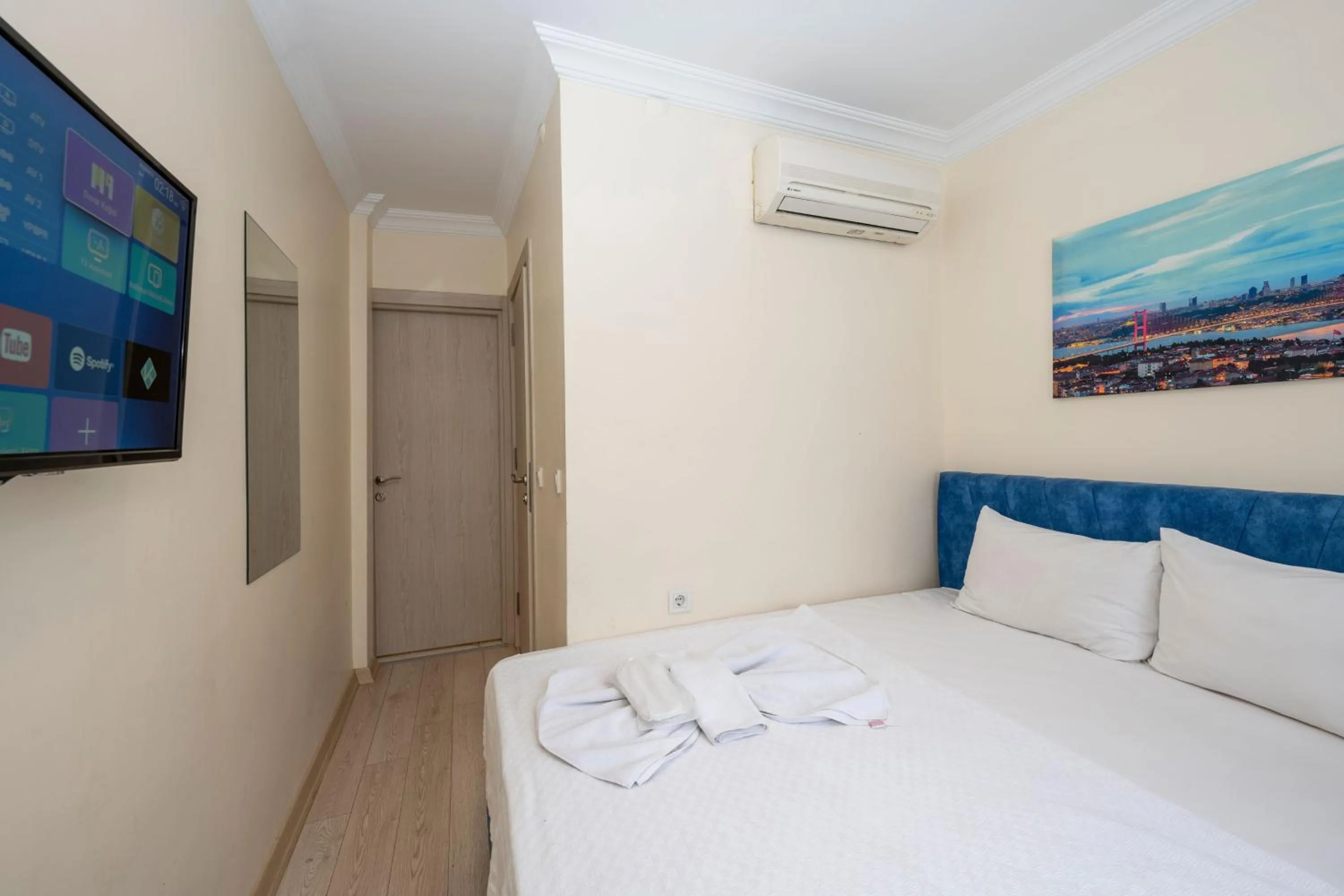 TV and multimedia, Bed in Hotel Grand İstanbul