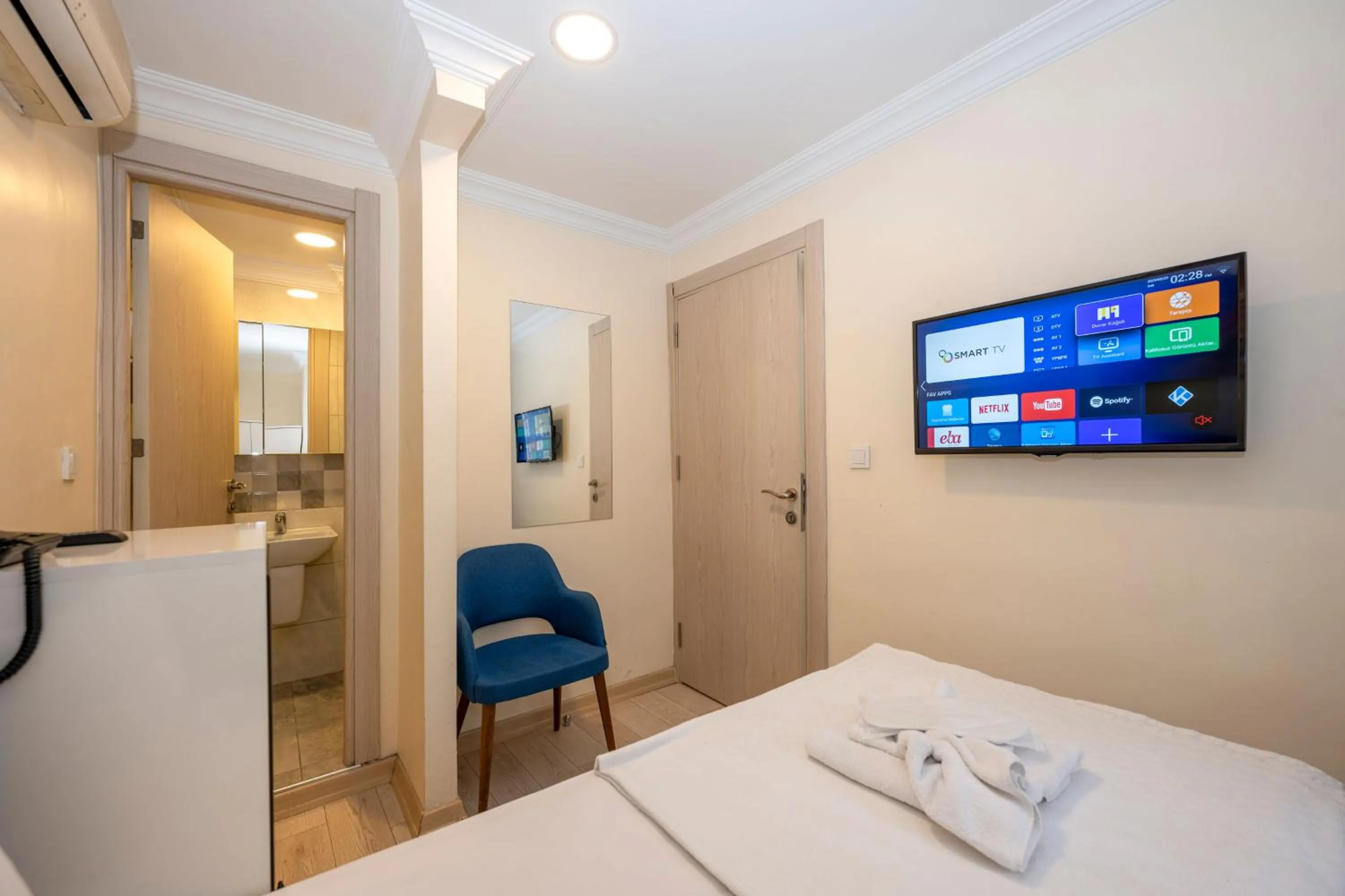 TV and multimedia, Bed in Hotel Grand İstanbul