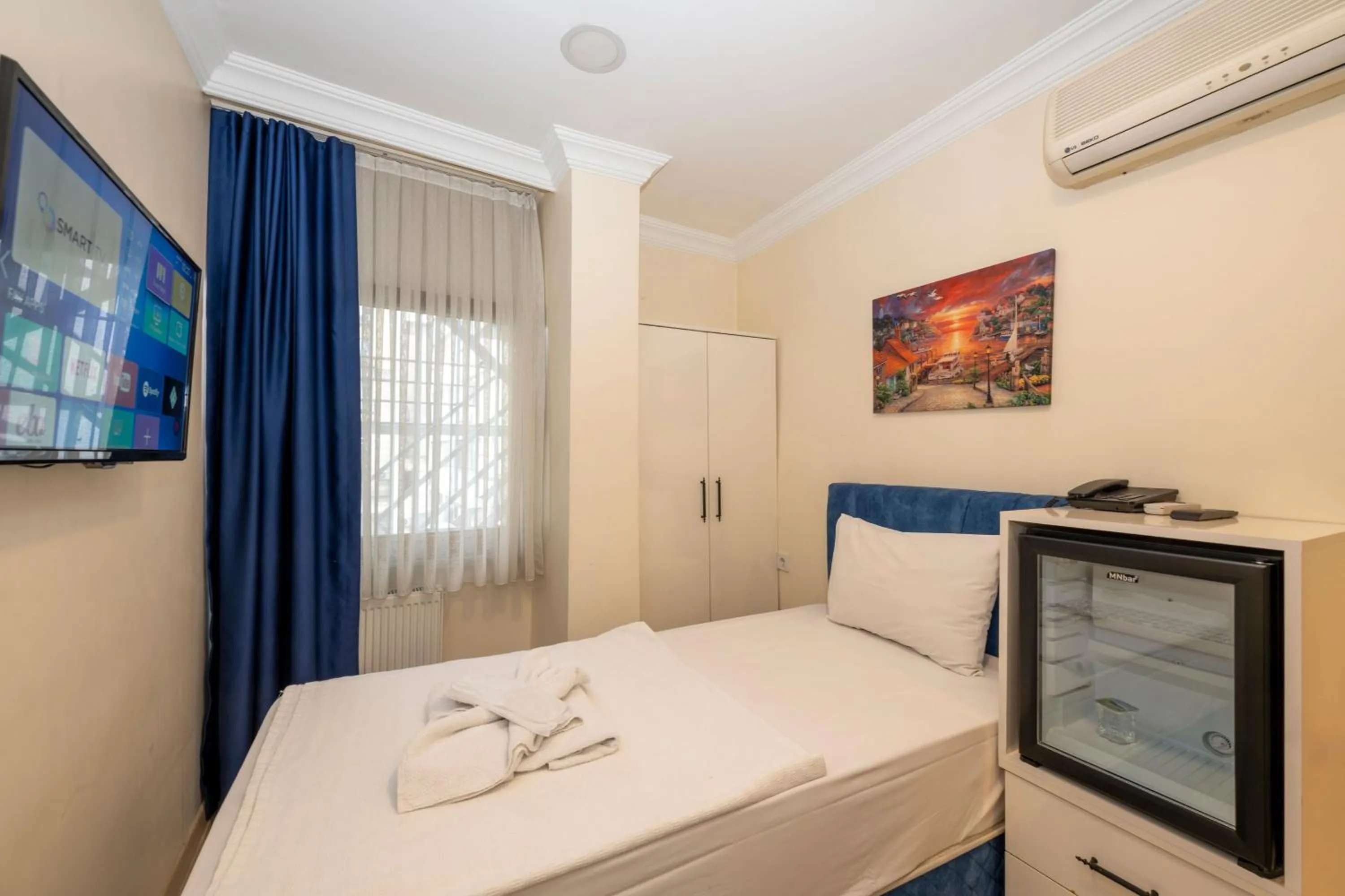 Photo of the whole room, Bed in Hotel Grand İstanbul