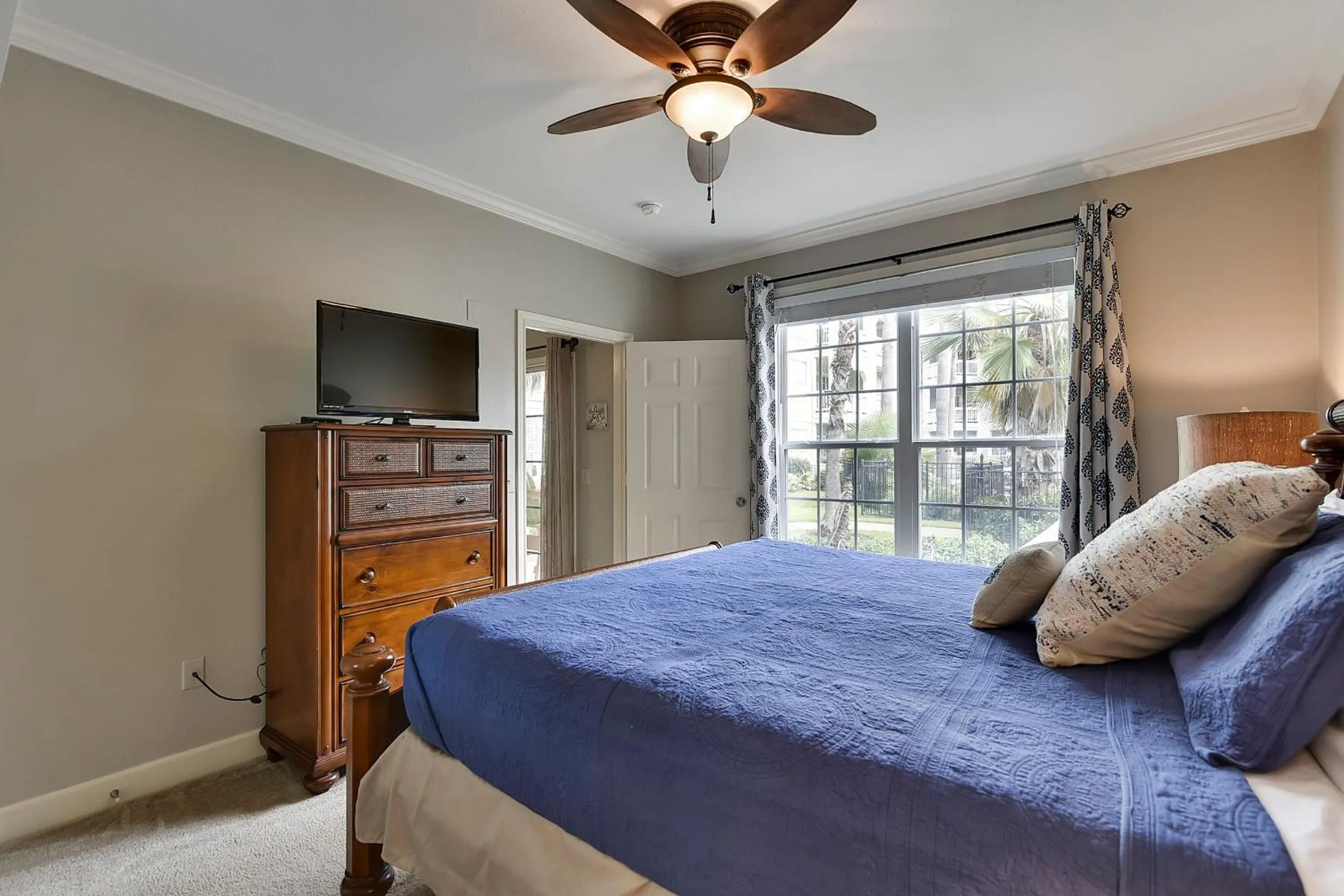 Bedroom, Bed in Dawn 512-Tropical Lagoon